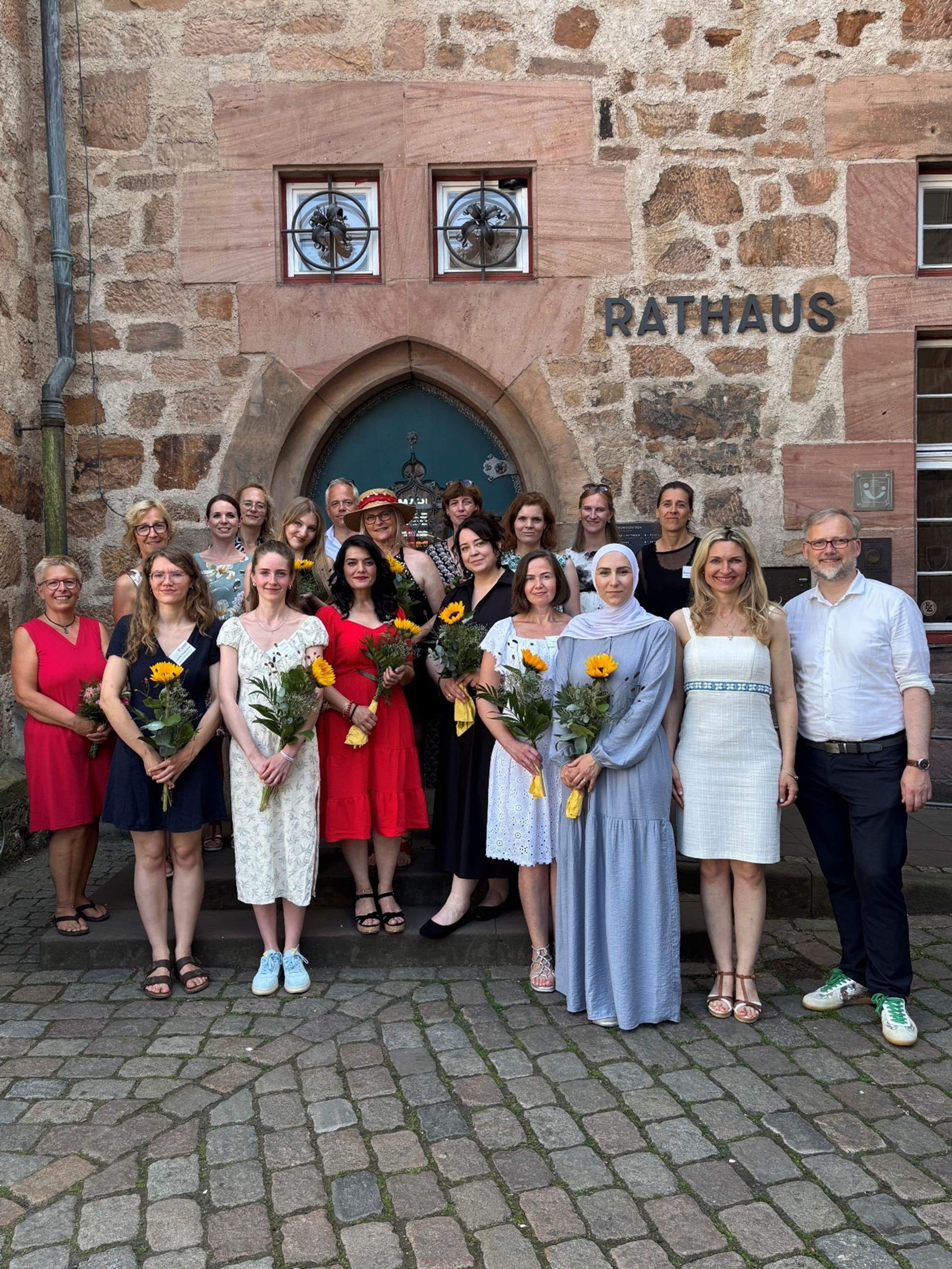 Zwölf Teilnehmerinnen erhielten 2025 ihre Zertifikate zur Kindertagespflegeperson von Bürgermeisterin Bernshausen und Landrat Womelsdorf.