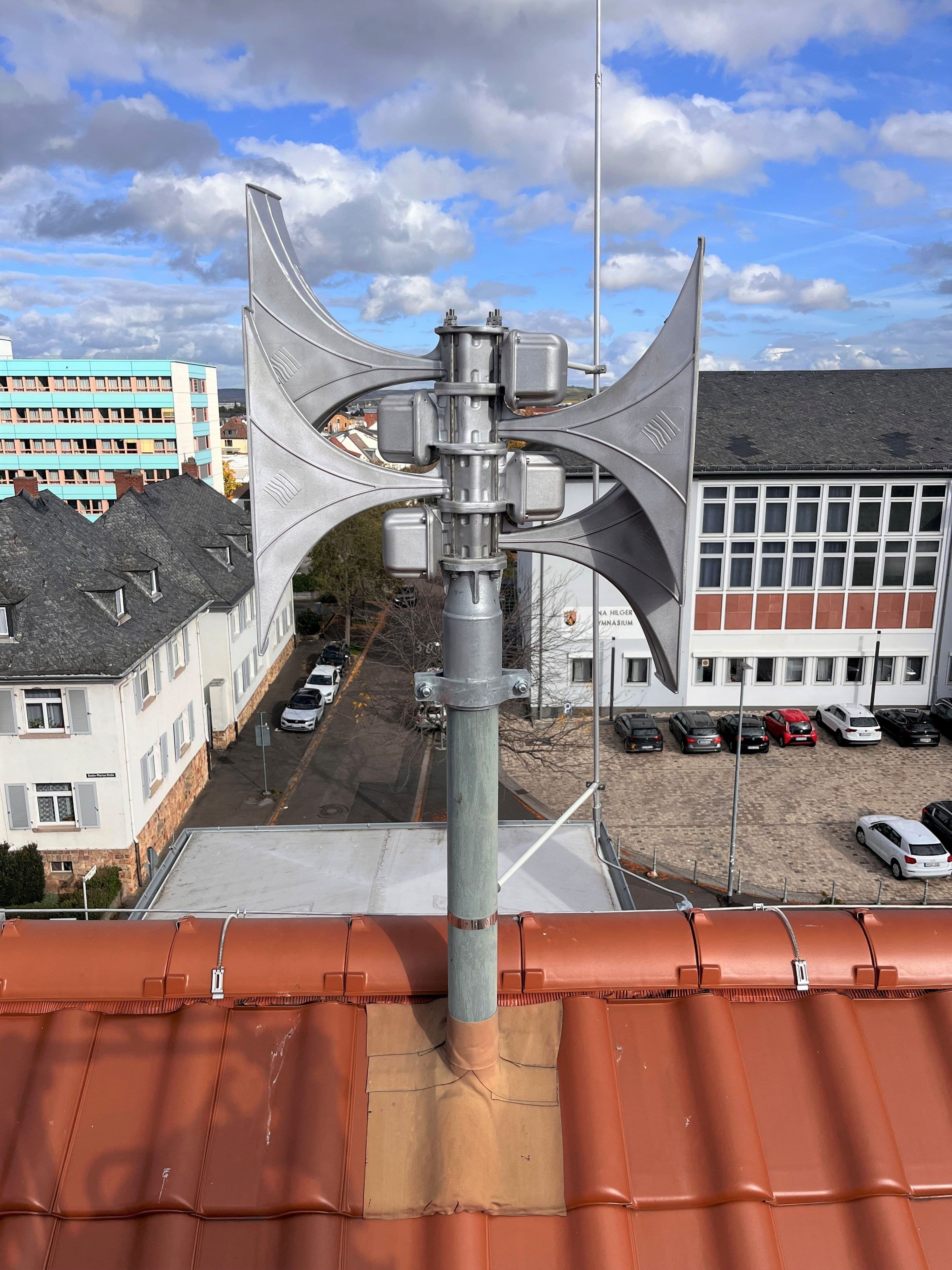 Neue Dachsirene wird im Stadtgebiet Bad Kreuznach installiert und getestet.