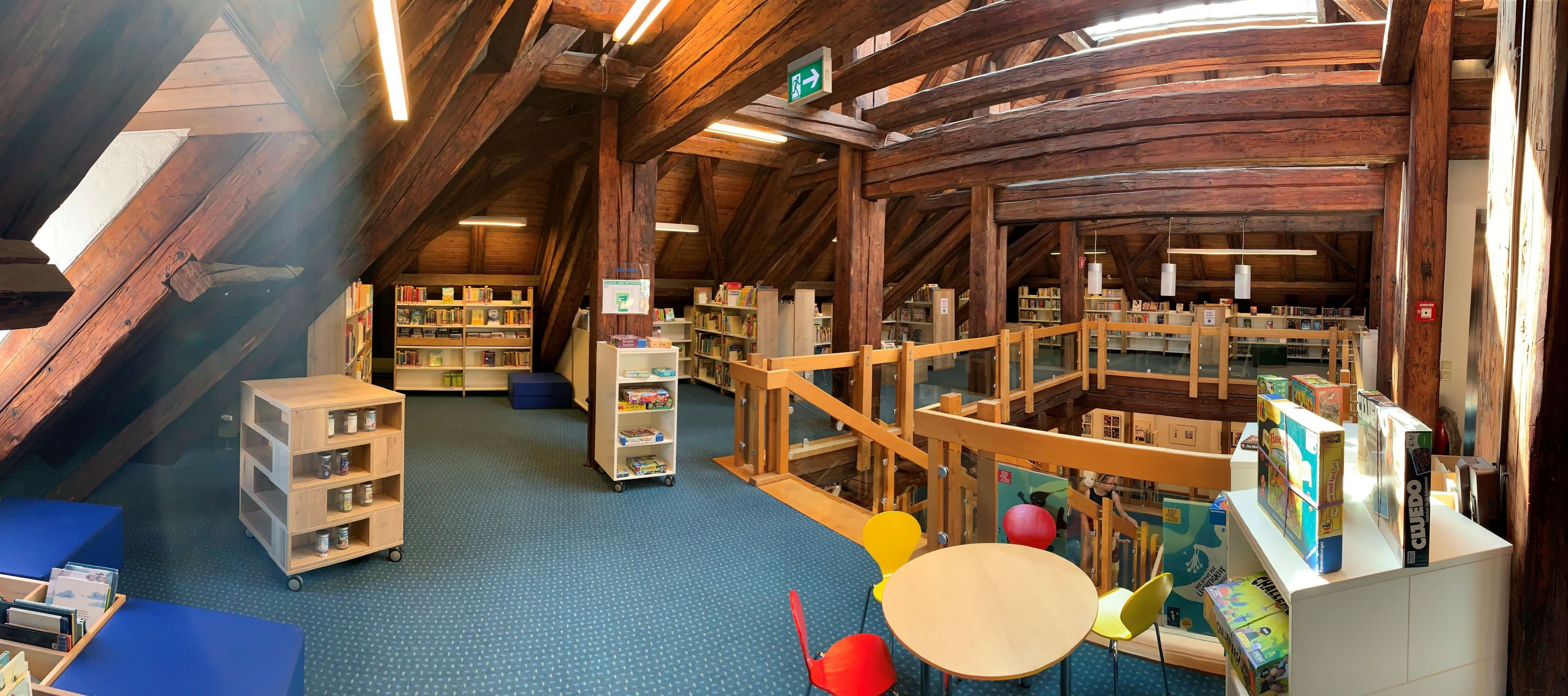 Neugestaltung des Kinderbereichs in der Stadtbücherei Bad Waldsee mit neuen Möbeln, die für eine helle und zugängliche Umgebung sorgen.