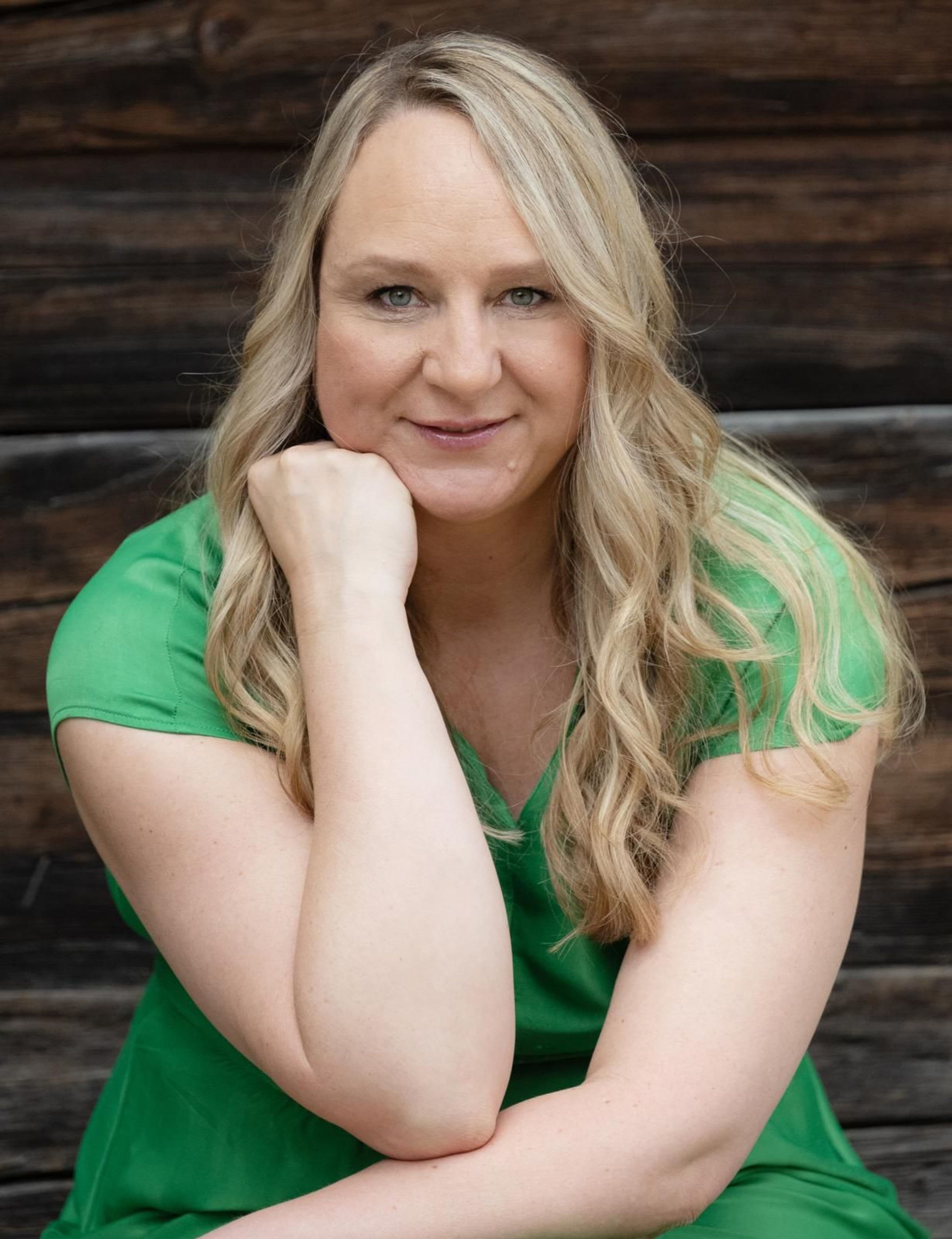 Nicole Wellemin stellt in St. Ingbert ihren Roman "Das Echo der Moore" bei einer Lesung vor.