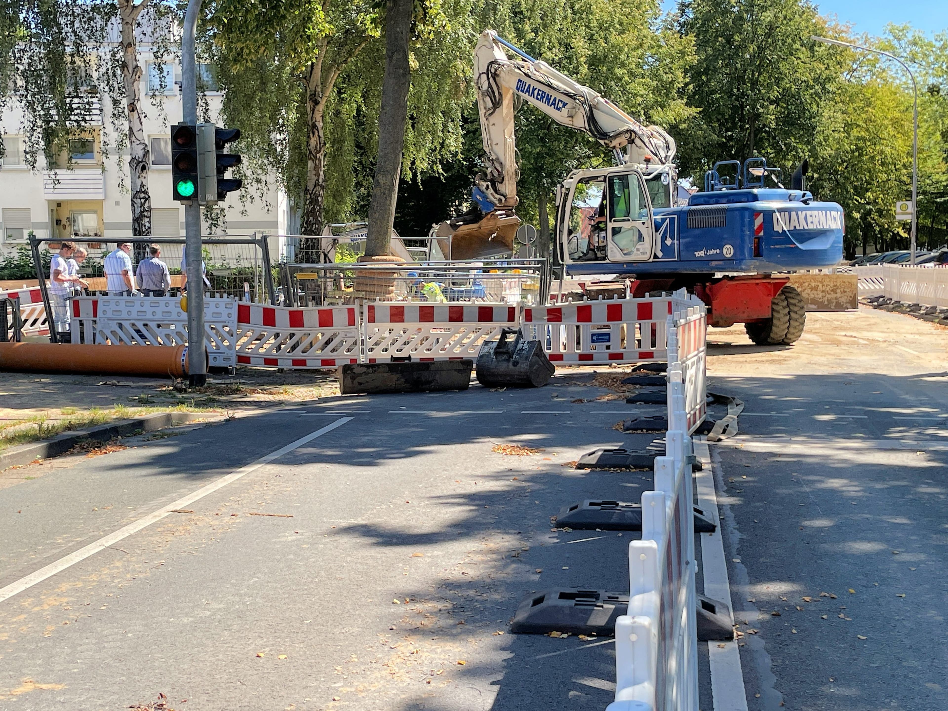 Baggerarbeiten und Kanalbau auf der Roßbachstraße im Rahmen der Erneuerung des Schmutzwasserkanals., Logo der Stadt Minden, verwendet in der Pressemitteilung zum Kanalbau.