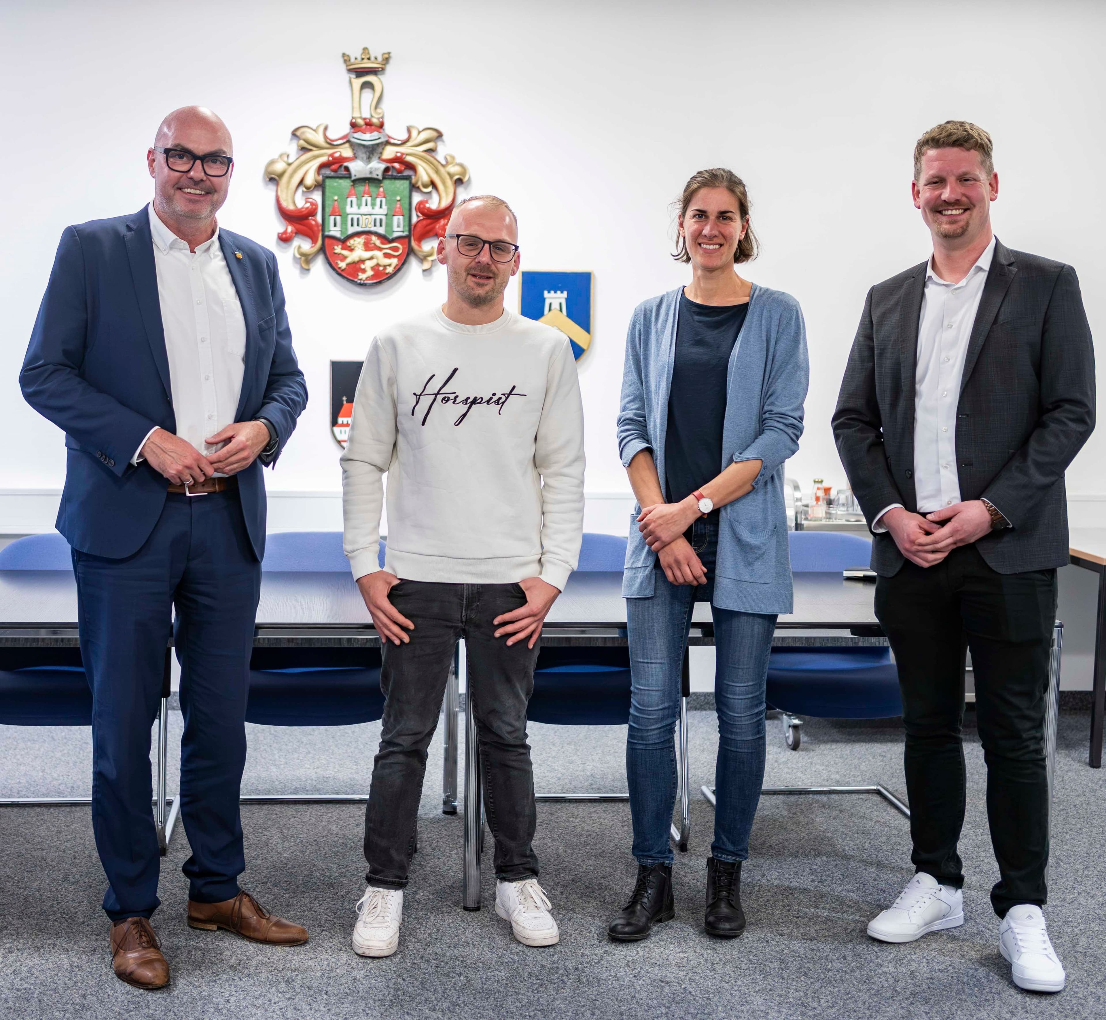 Vertreter von Stadt, Wirtschaftsförderung und Bürgerinitiative diskutieren im Rathaus über das geplante Gewerbegebiet.