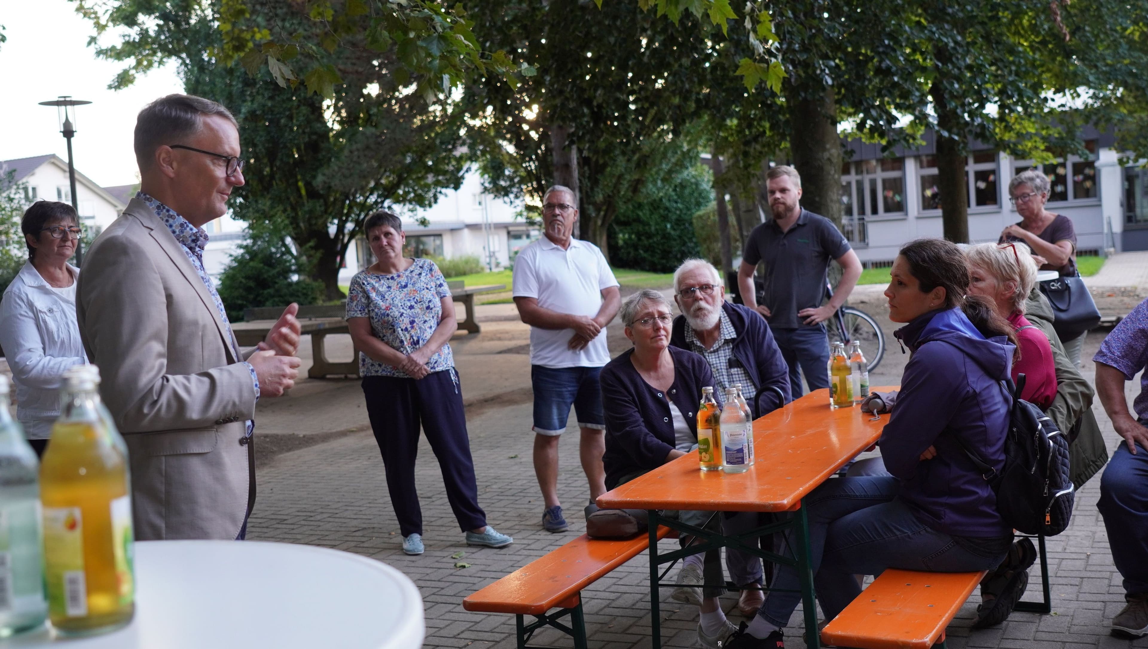Oberbürgermeister Markus Ibert im Dialog mit Bürgerinnen und Bürgern während des Stadtteiltags in Langenwinkel 2022.