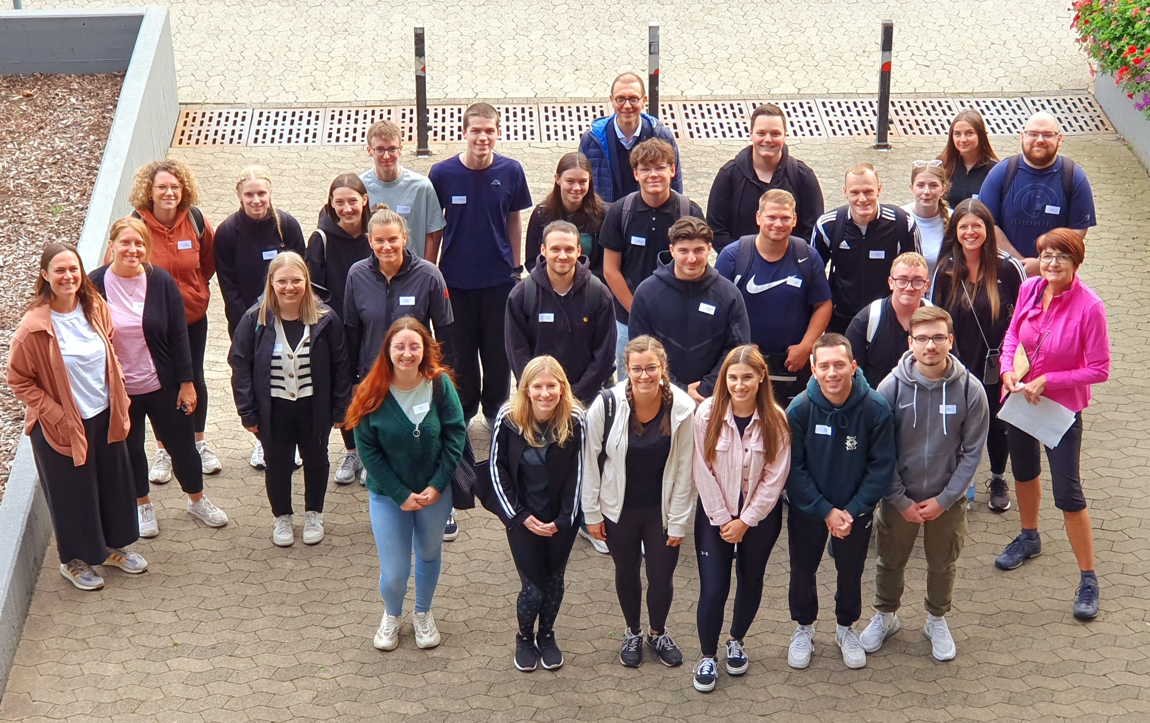 Oberbürgermeister Meyer verabschiedet die Nachwuchskräfte der Stadt St. Ingbert am Rathaus zum Teamtag.