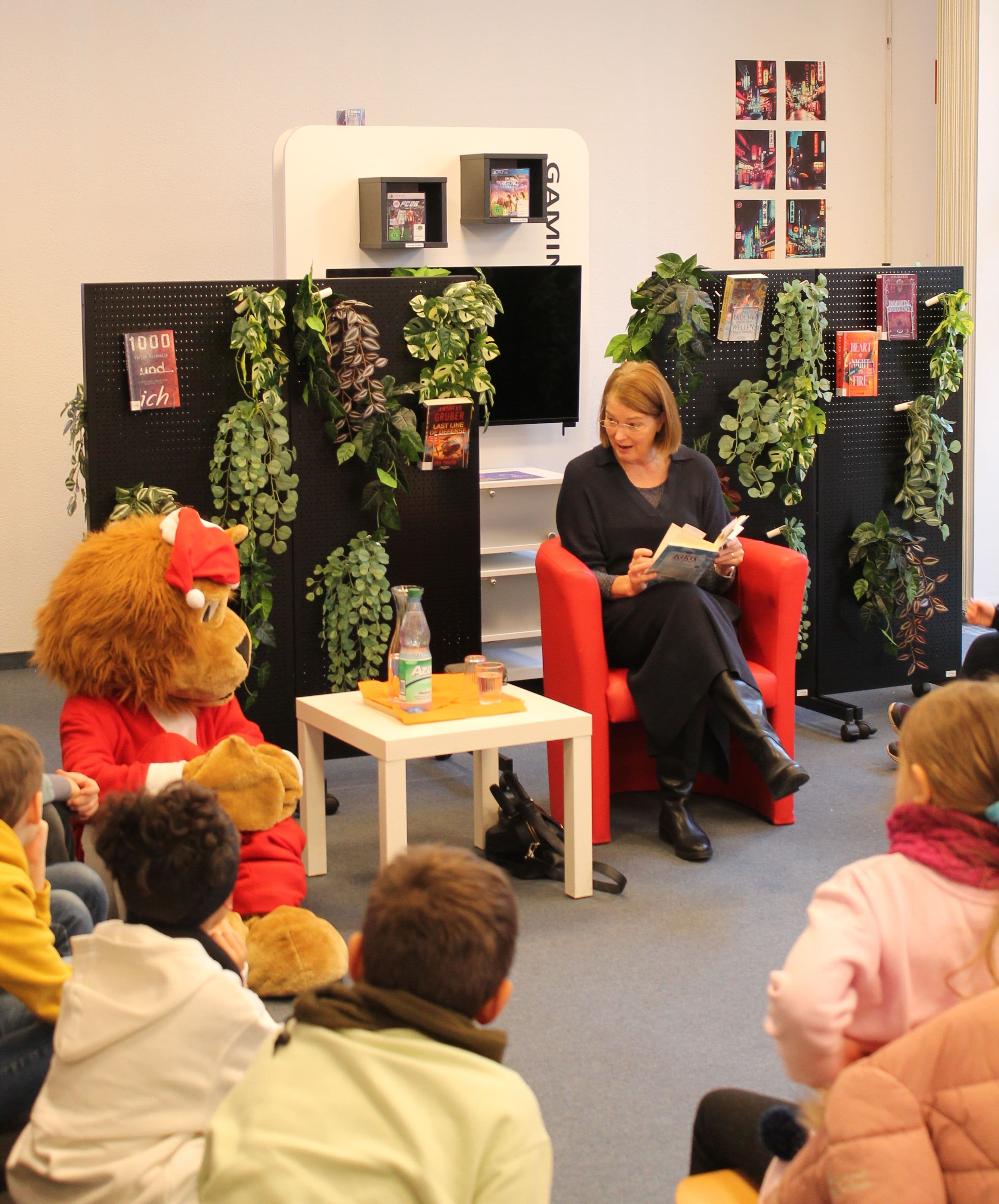 Bürgermeisterin Antje Runge liest beim Bundesweiten Vorlesetag 2025 in der Stadtbücherei Oberursel vor.