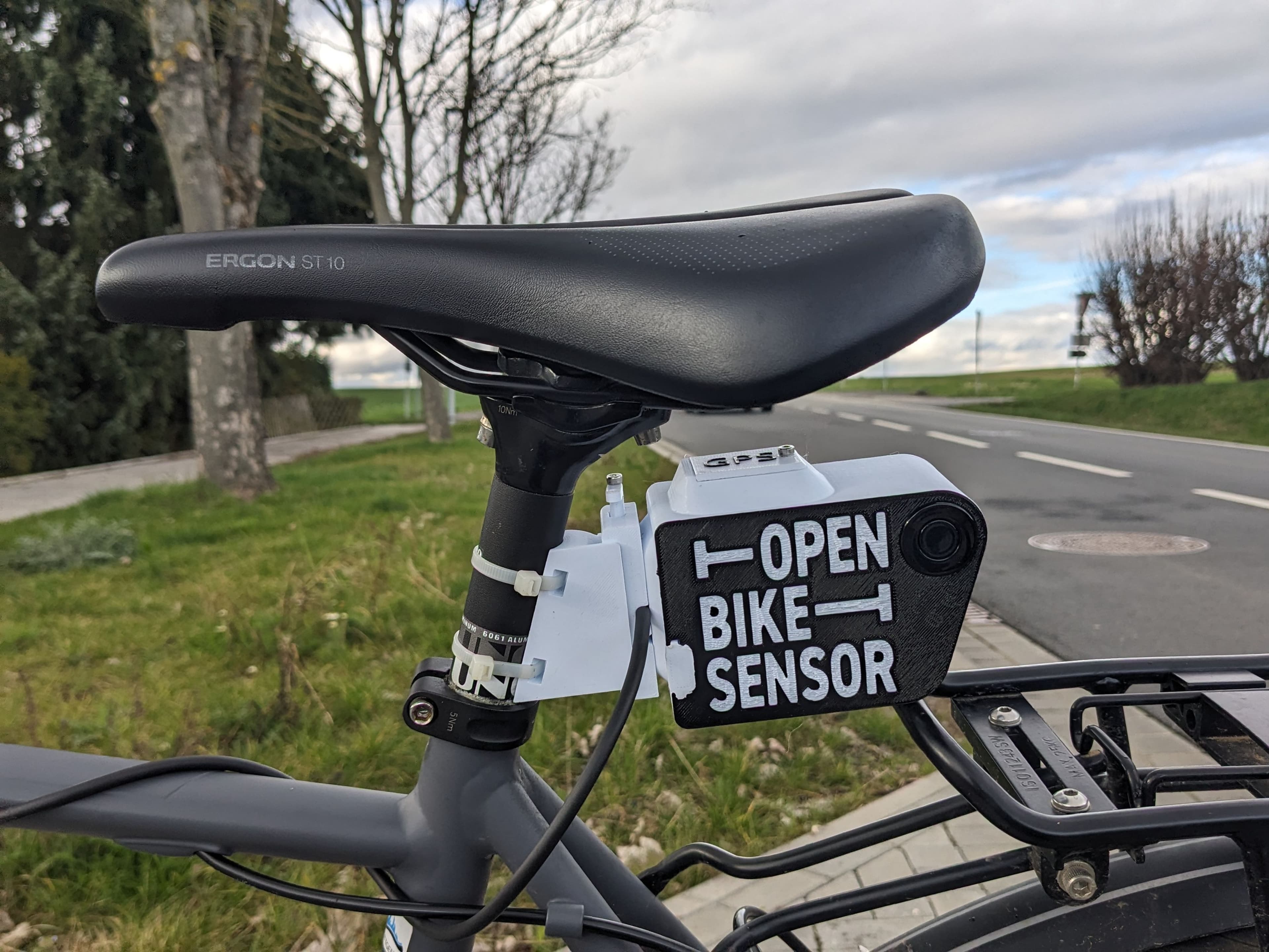 Workshop-Teilnehmende bauen gemeinsam den OpenBike Sensor zur Messung von Überholabständen.