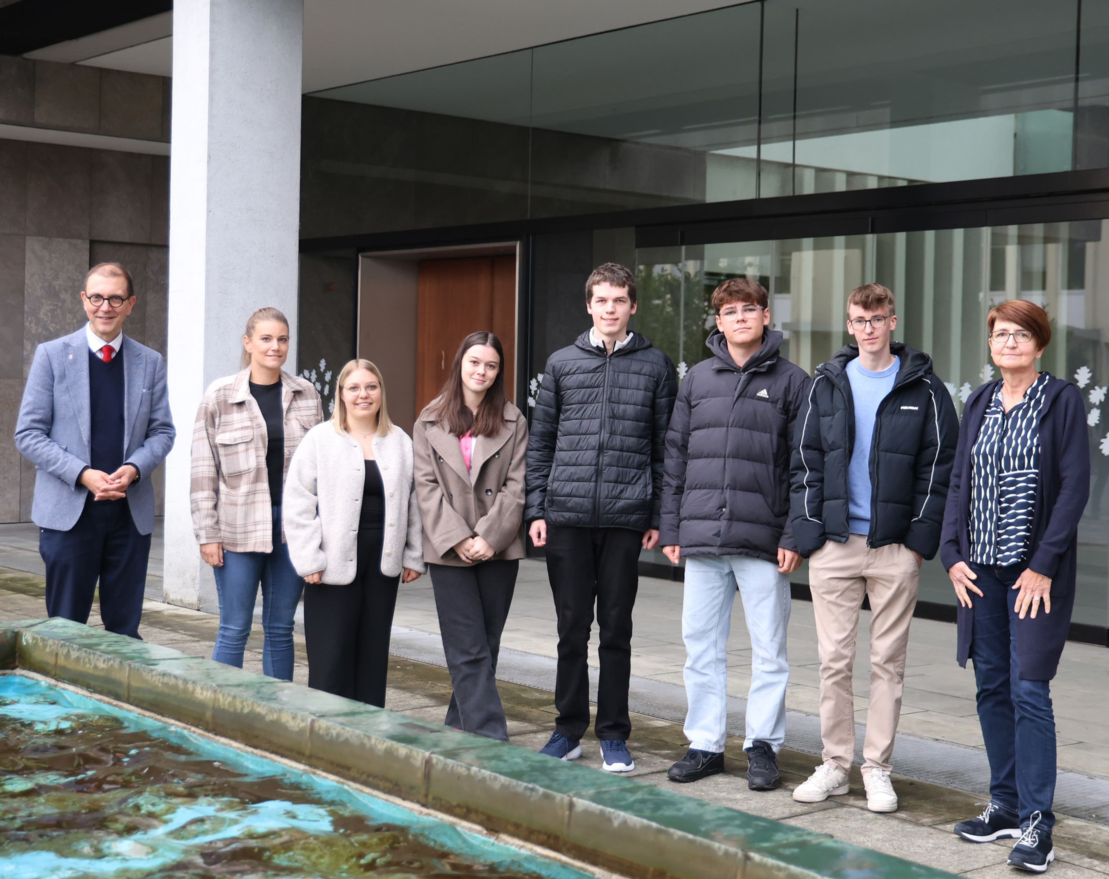 Oberbürgermeister Dr. Ulli Meyer und Ausbildungsleiterin Annette Hunsicker begrüßen die neuen Auszubildenden im Rathaus.