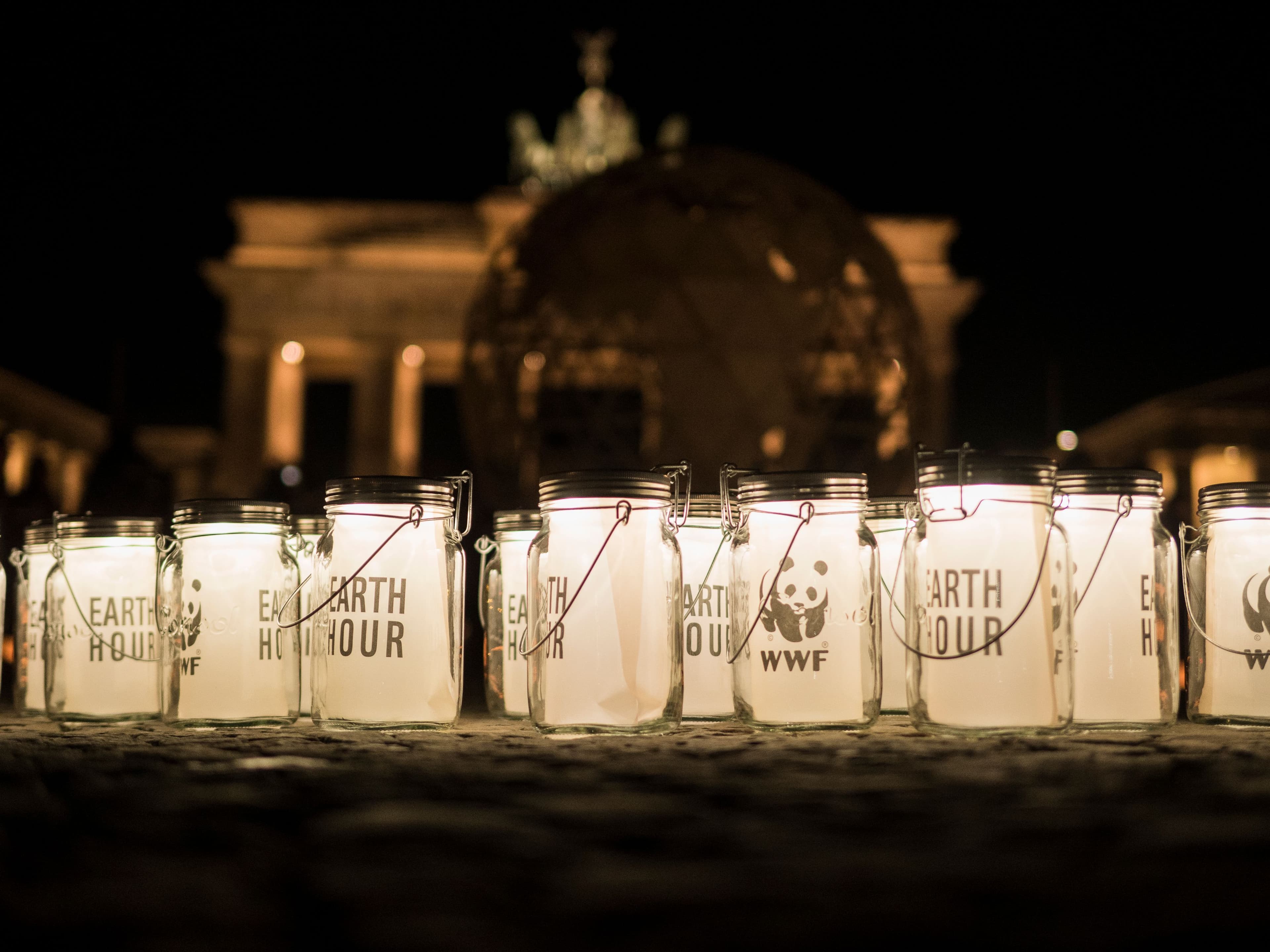 Die Earth Hour 2025 bietet ein starkes Zeichen für Klimaschutz, indem am 22. März in Herborn und weltweit die Lichter an bedeutenden Bauwerken und in Privathäusern ausgeschaltet werden. Bürgermeisterin Katja Gronau und Klimachefin Viviane Raddatz ermutigen alle Bürger, an dieser Aktion teilzunehmen.