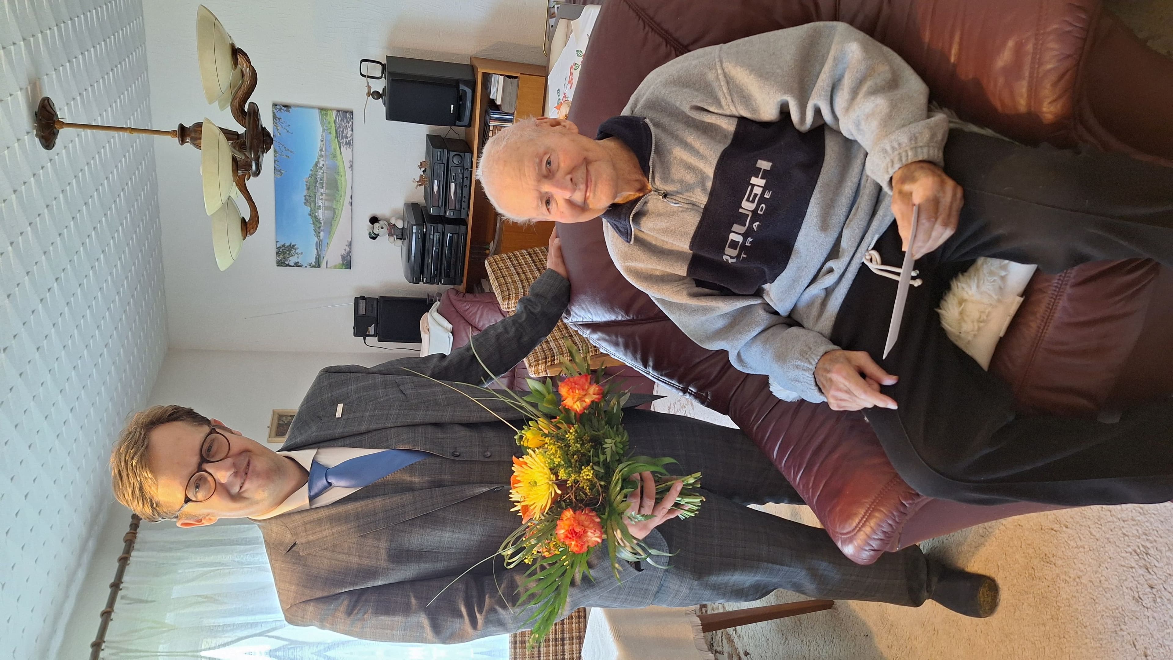 Bürgermeister Andreas Pfeiffer gratuliert Oskar Haffner zum 100. Geburtstag im Marktcafé.
