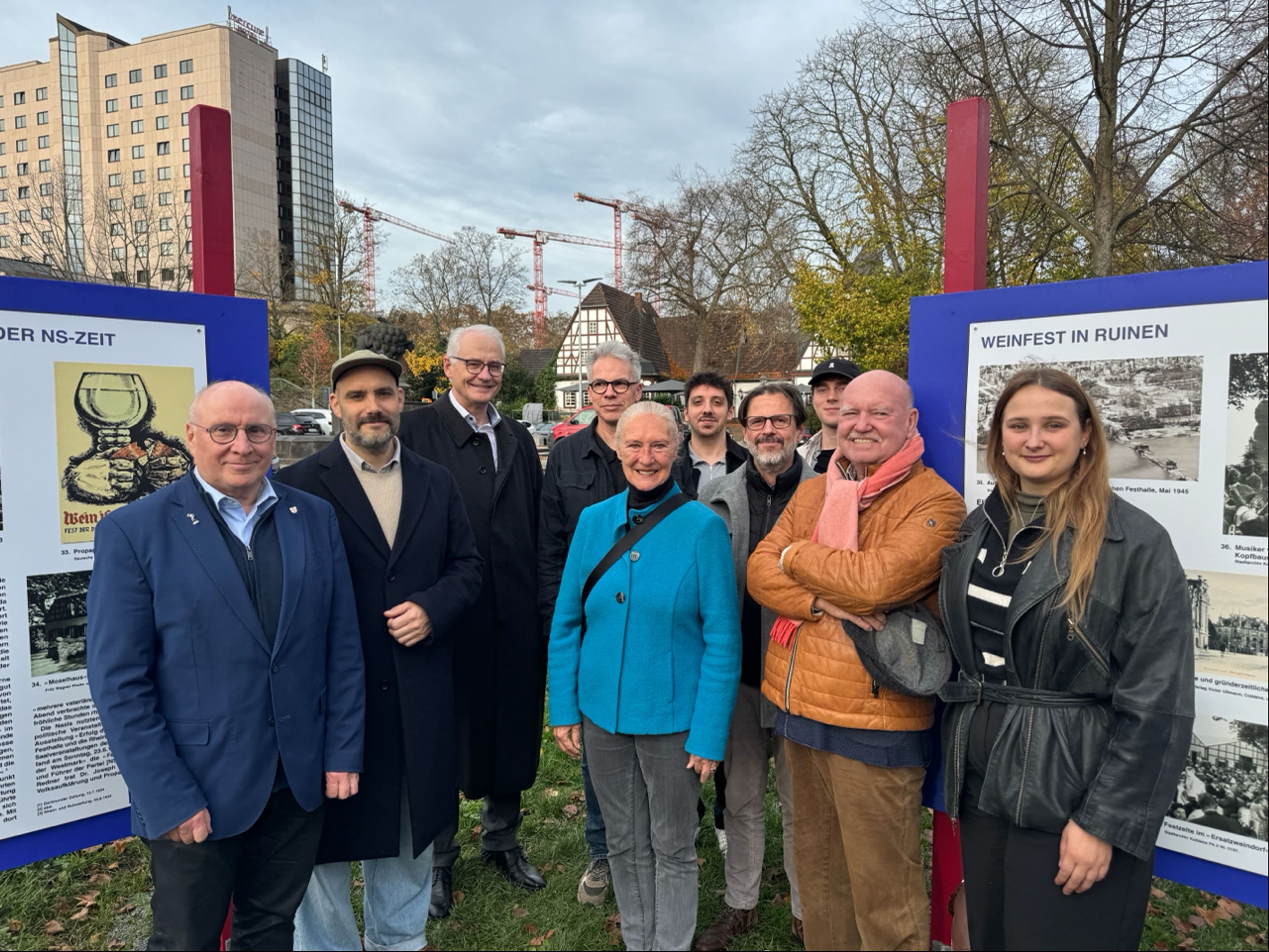 Plakatmotiv von Heinrich Zernack, das als Farbinspiration fĂĽr die Ausstellungstafeln dient.