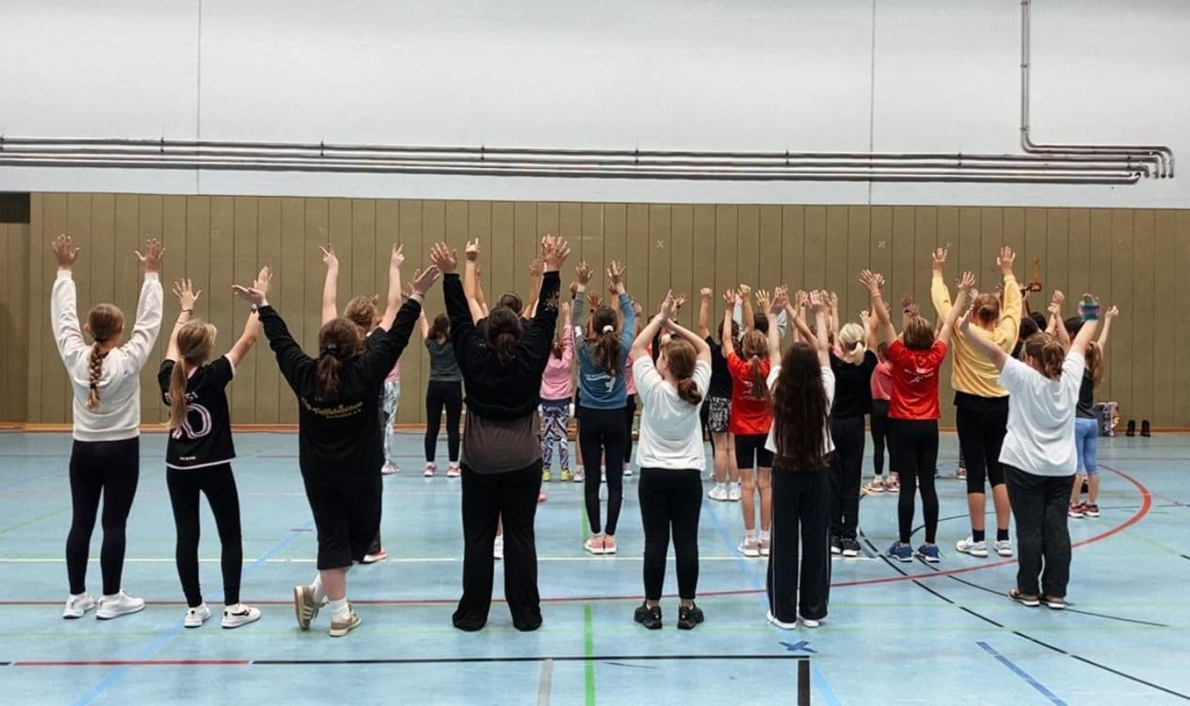 Mädchen nehmen an der 14. Mädchensportnacht mit verschiedenen Sportarten teil.