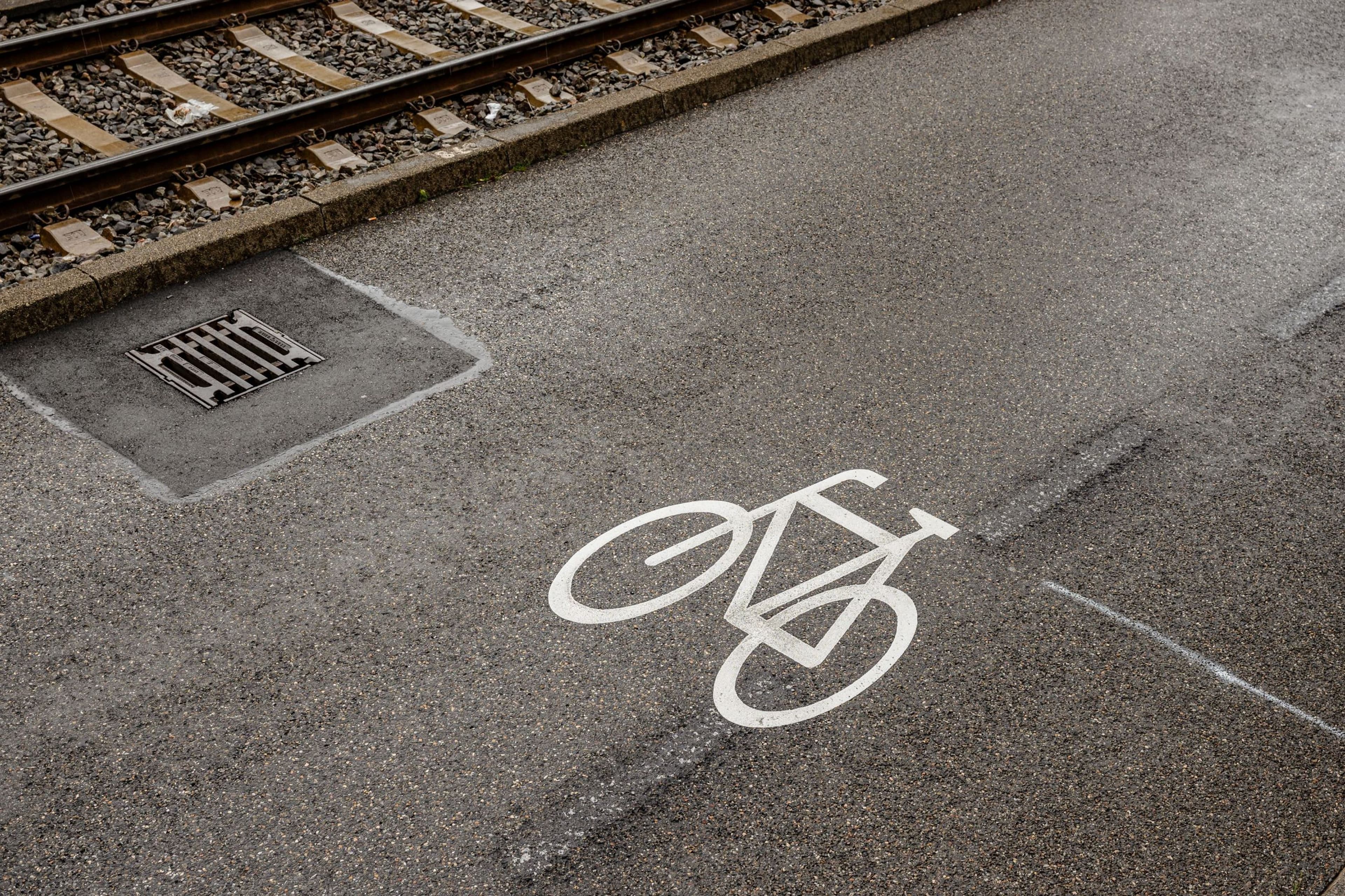 Piktogrammkette auf der Rottweiler Straße in Stuttgart-Vaihingen zur Erhöhung der Verkehrssicherheit.