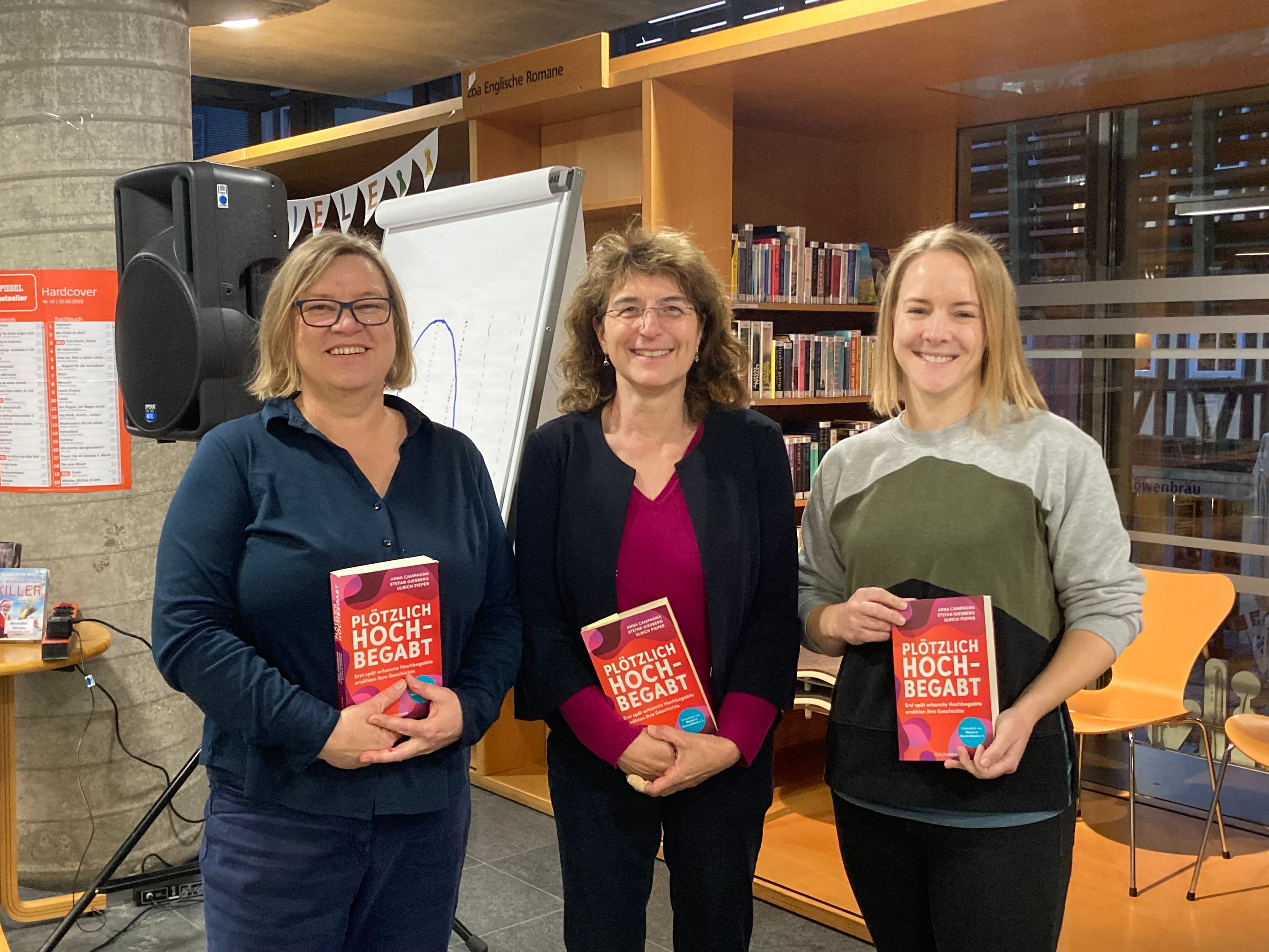 Die Autorinnen Petra Maaß, Birgit Krüger und Natalie Bornkessel lasen in der Stadtbibliothek Schwäbisch Hall.