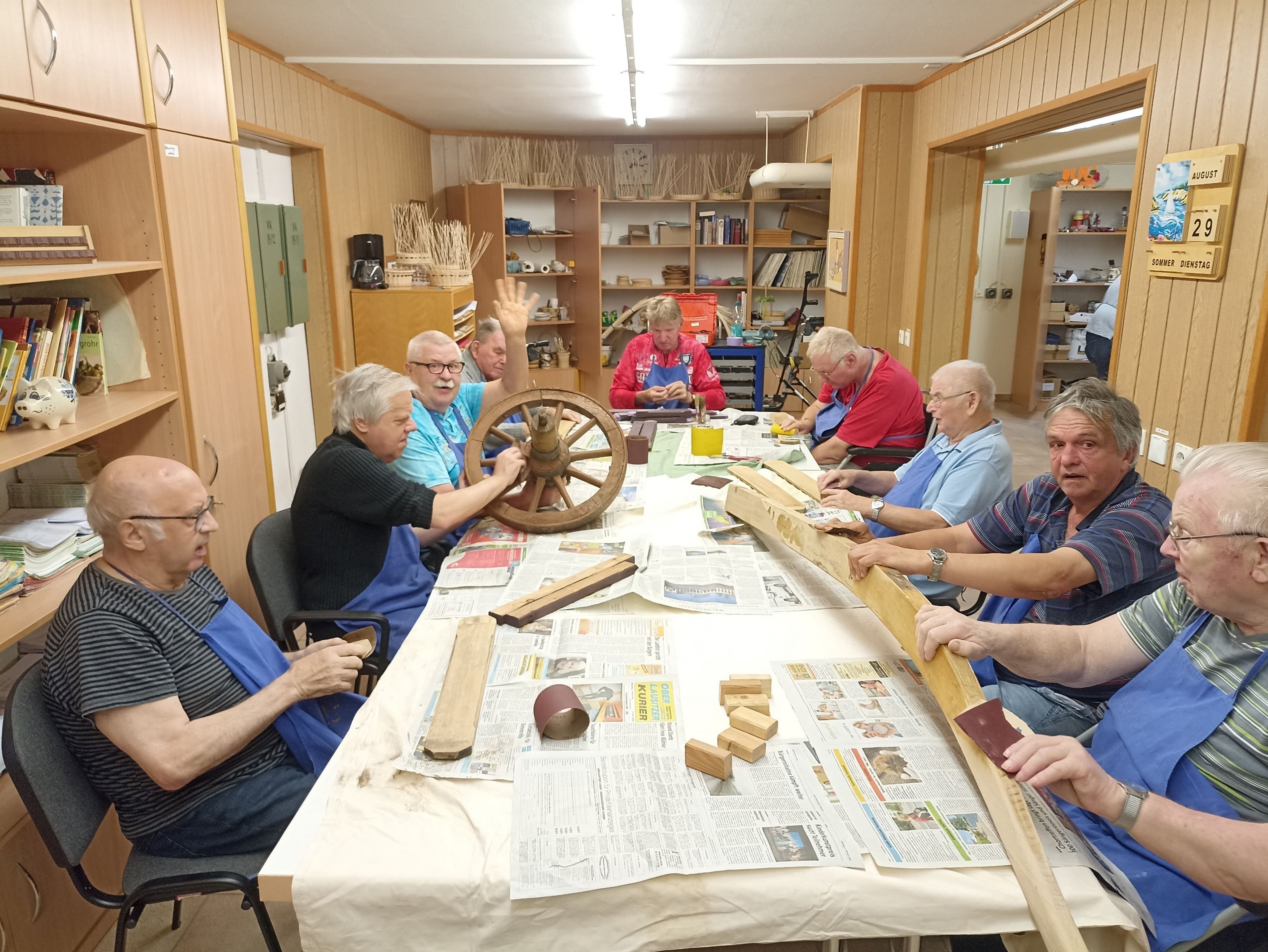 Ältere Herren erwecken Schiebock zum Leben | Symbolbild