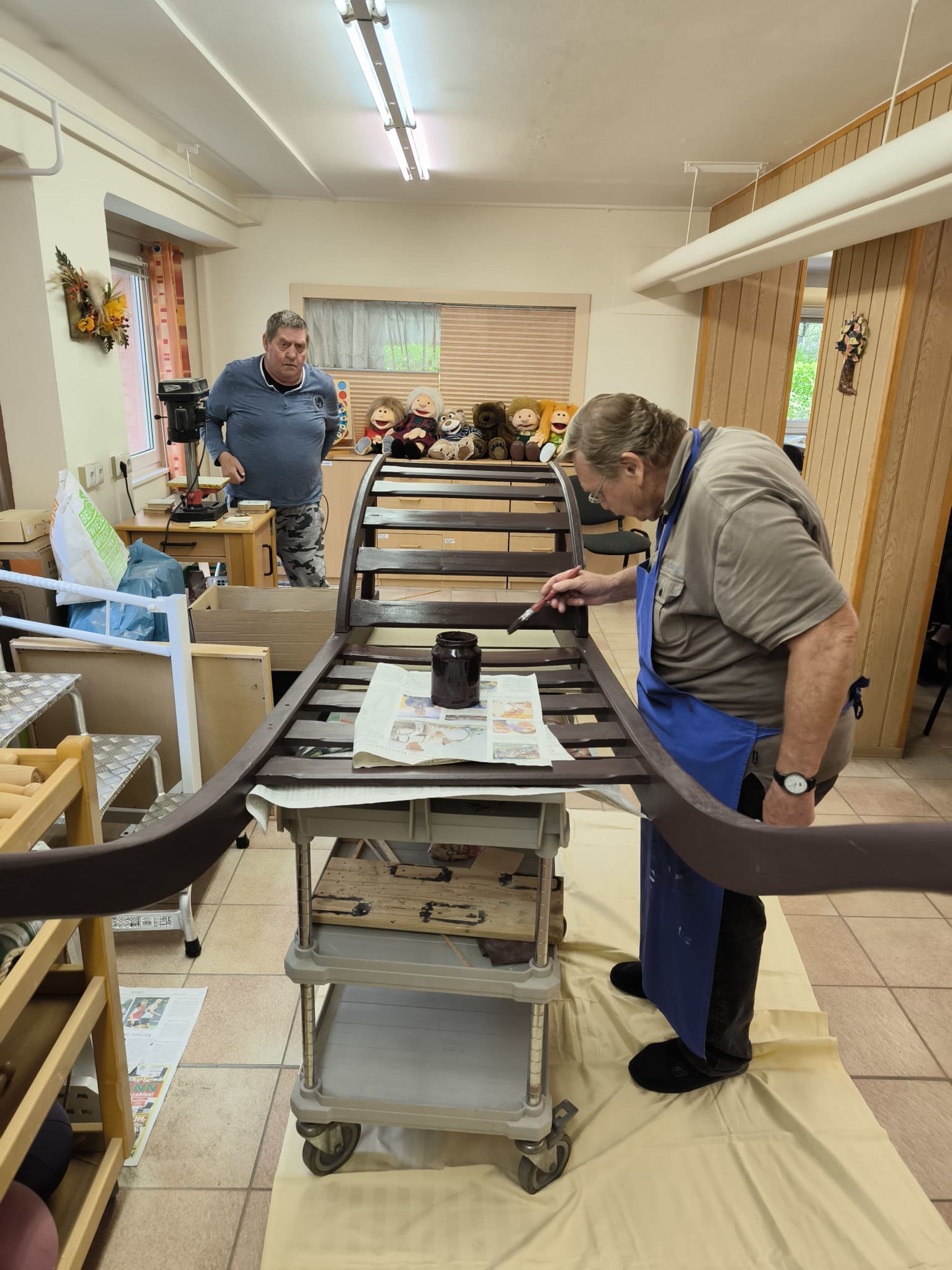 Ältere Herren erwecken Schiebock zum Leben | Symbolbild