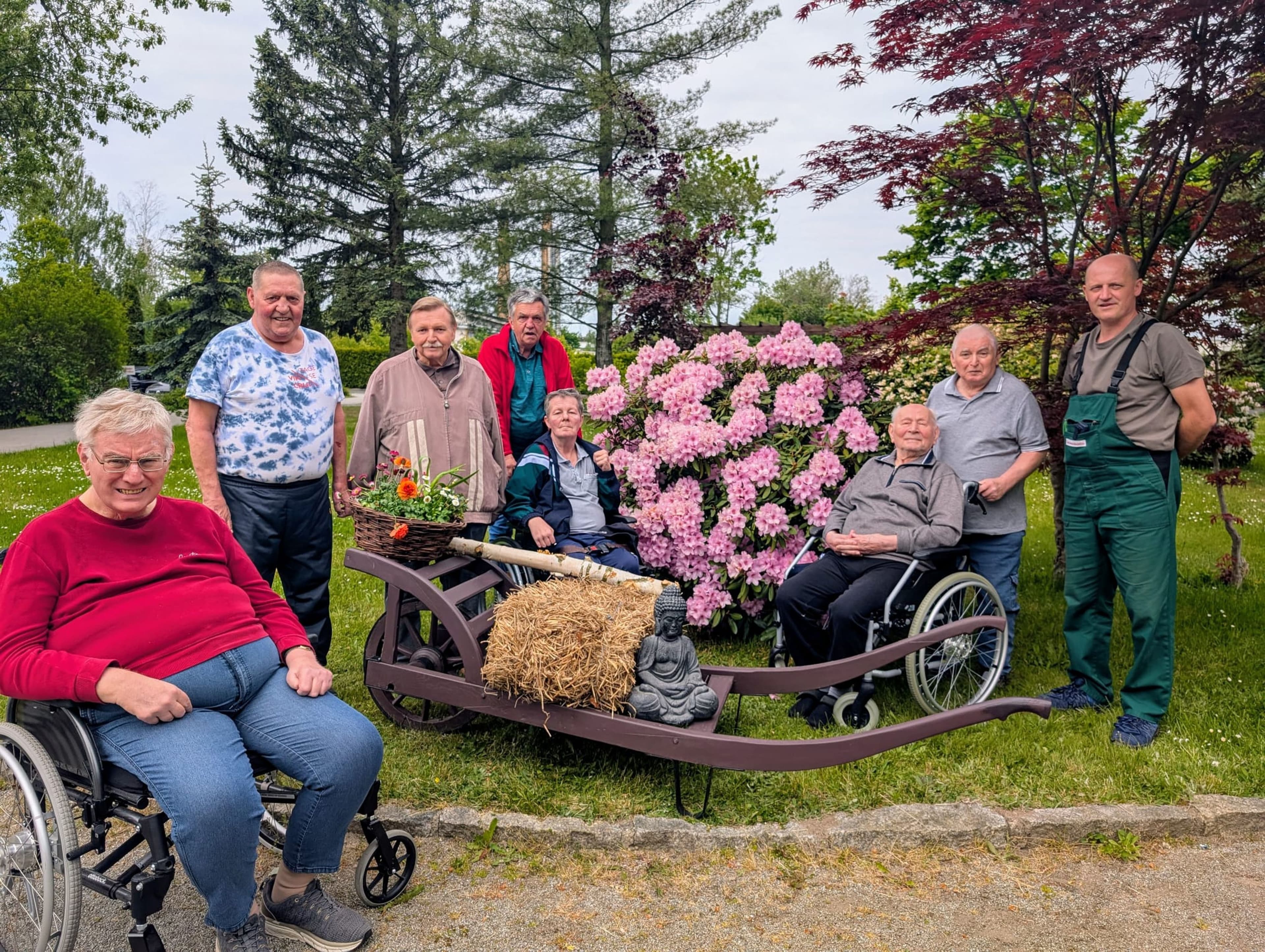 Ältere Herren erwecken Schiebock zum Leben | Symbolbild