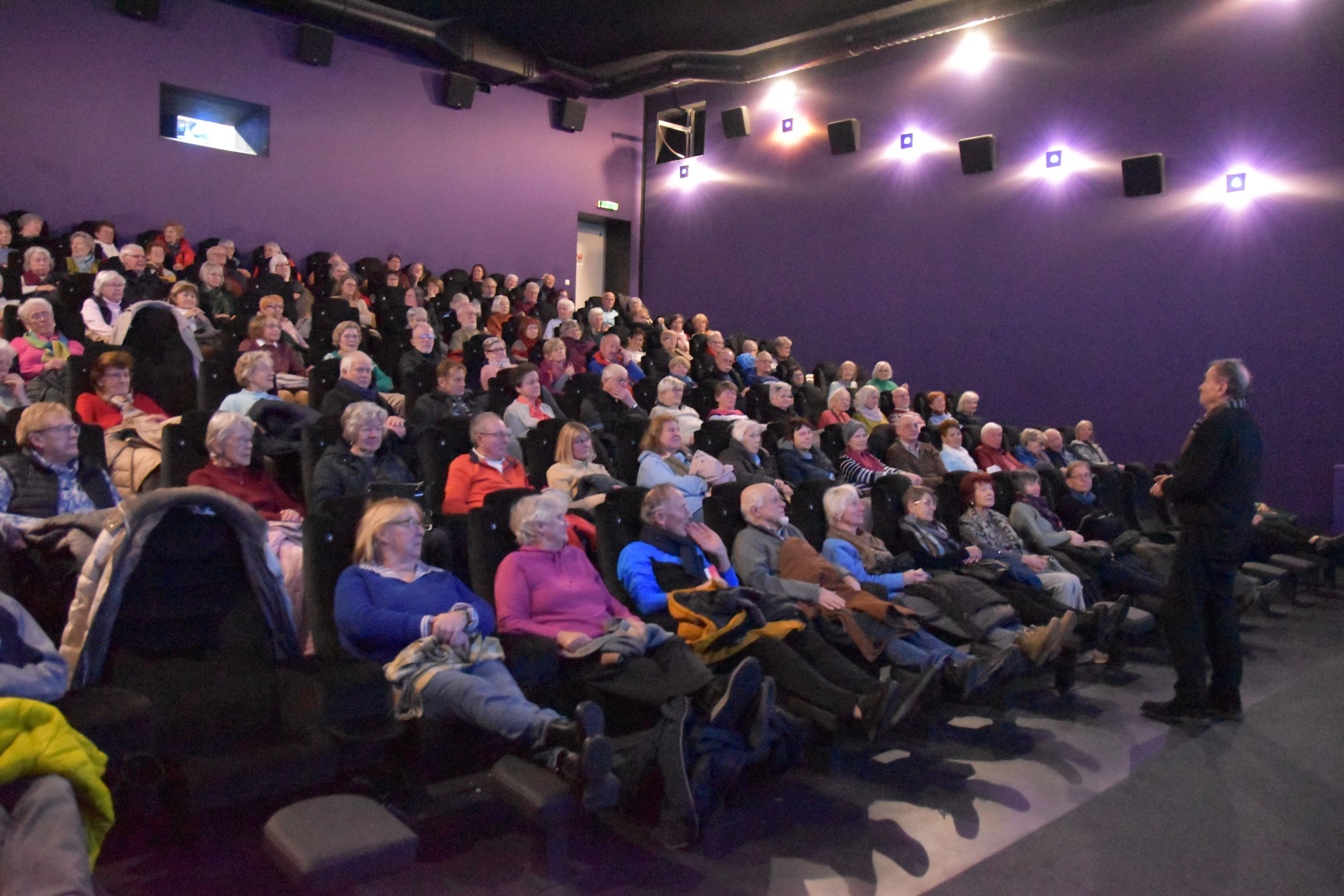 Seniorenkino startet trotz Regen mit 160 Gästen | Symbolbild