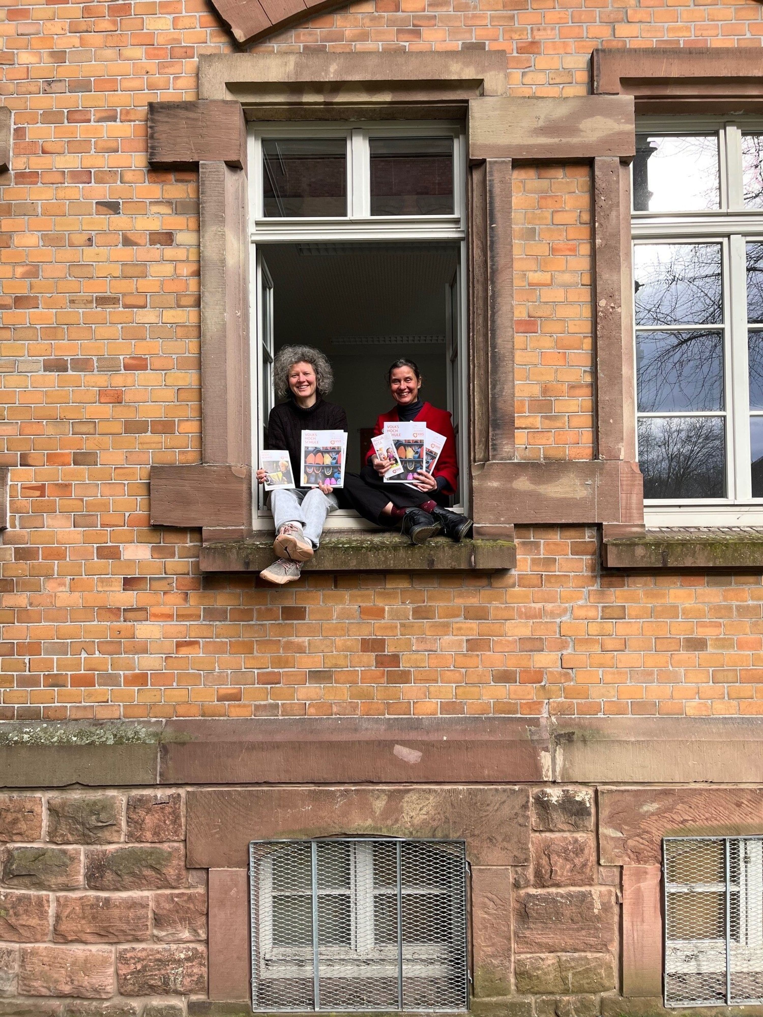 VHS-Leiterin Constanze Armbrecht und Carmen Burger präsentieren das neue Semesterprogramm. VHS-Leiterin Constanze Armbrecht und Carmen Burger präsentieren das neue Semesterprogramm.