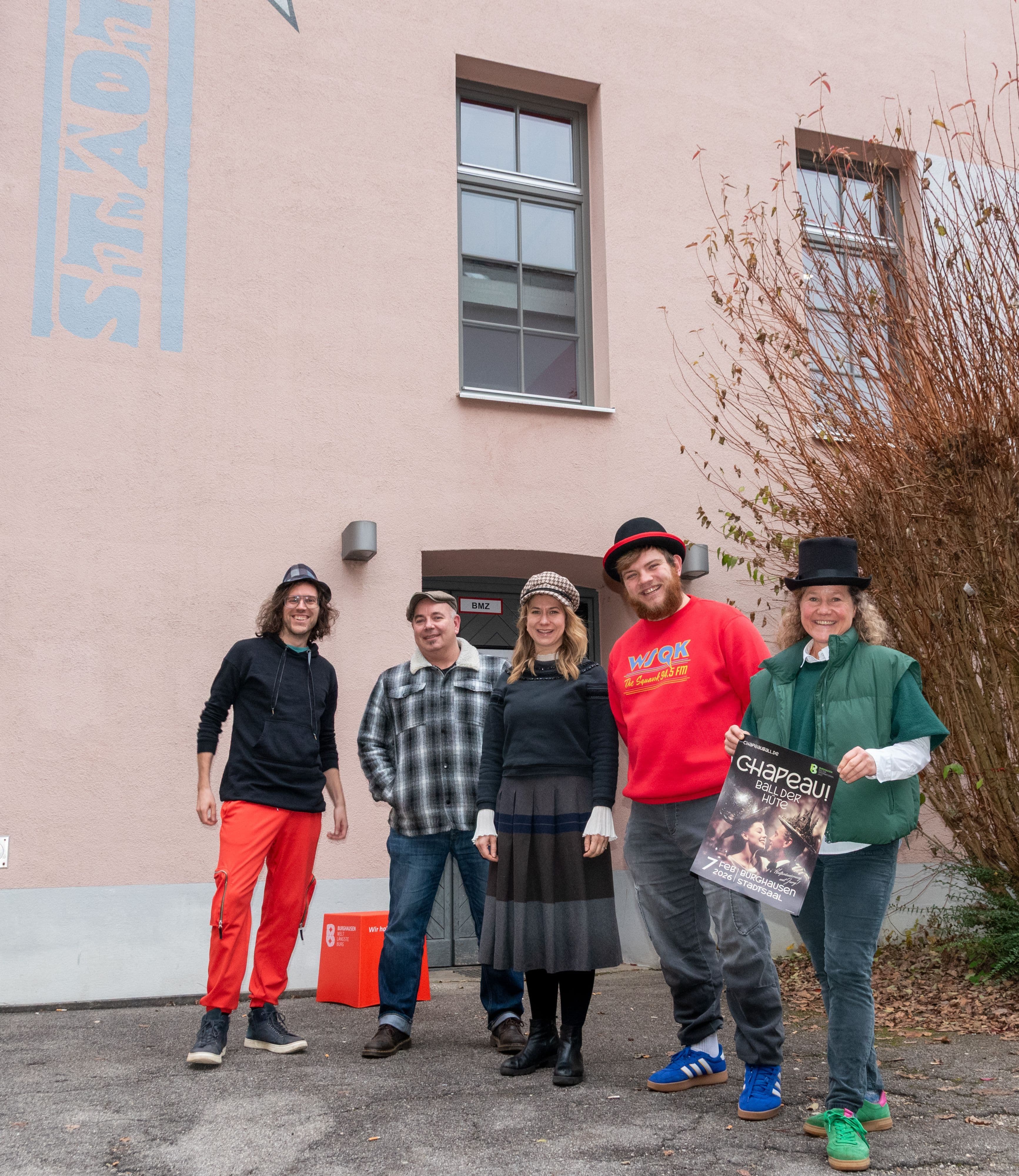 Tanzlehrer, Grafiker, Schneidermeisterin, Hausleiter und Kursteilnehmerin präsentieren ihre Hüte für den Ball der Hüte.