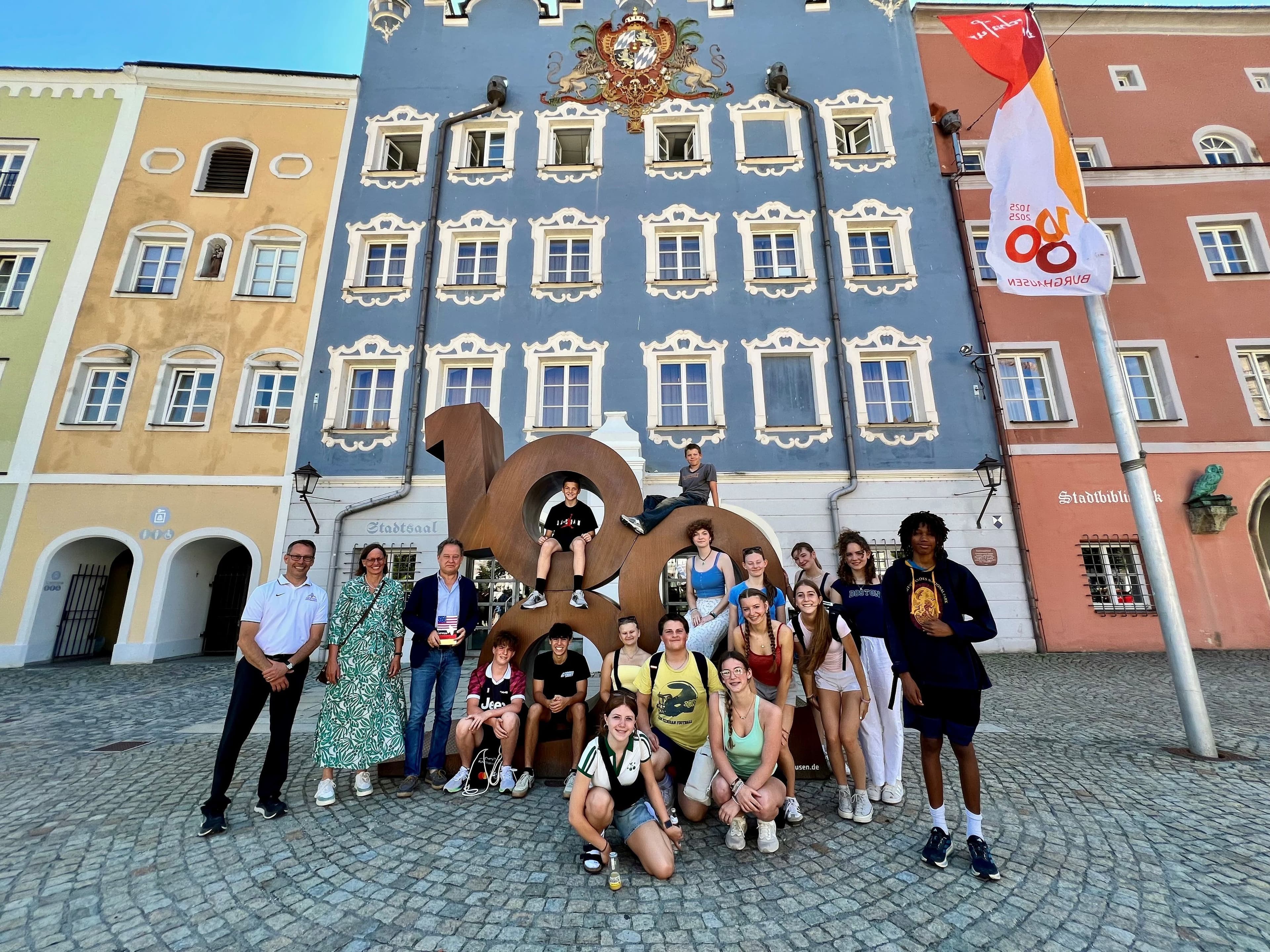 Erster Bürgermeister Florian Schneider empfängt die US-Schülergruppe aus Dexter im Rathaus zum Austausch.