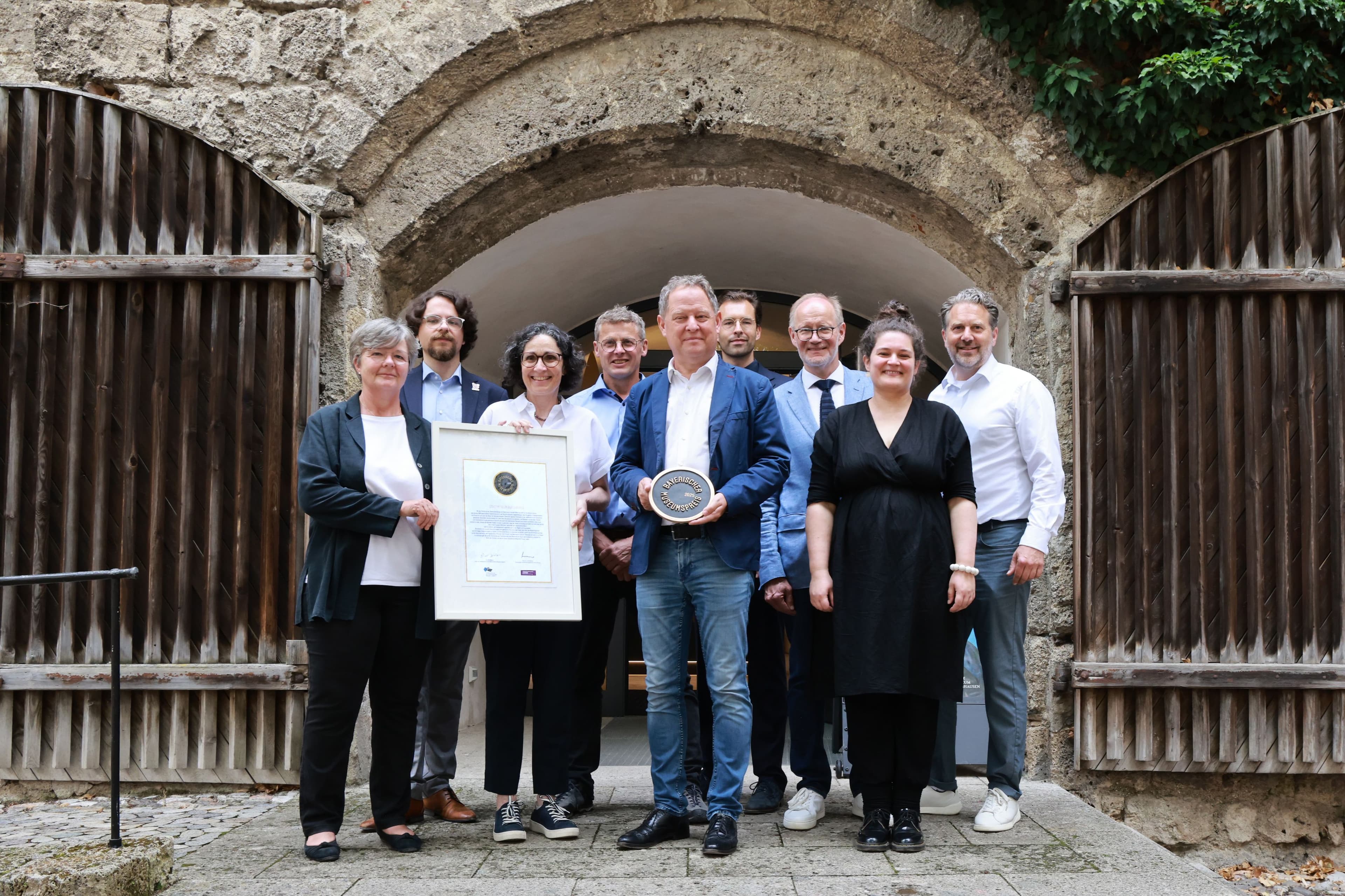 Preisverleihung im Stadtmuseum Burghausen mit Museumsteam und Ehrengästen.