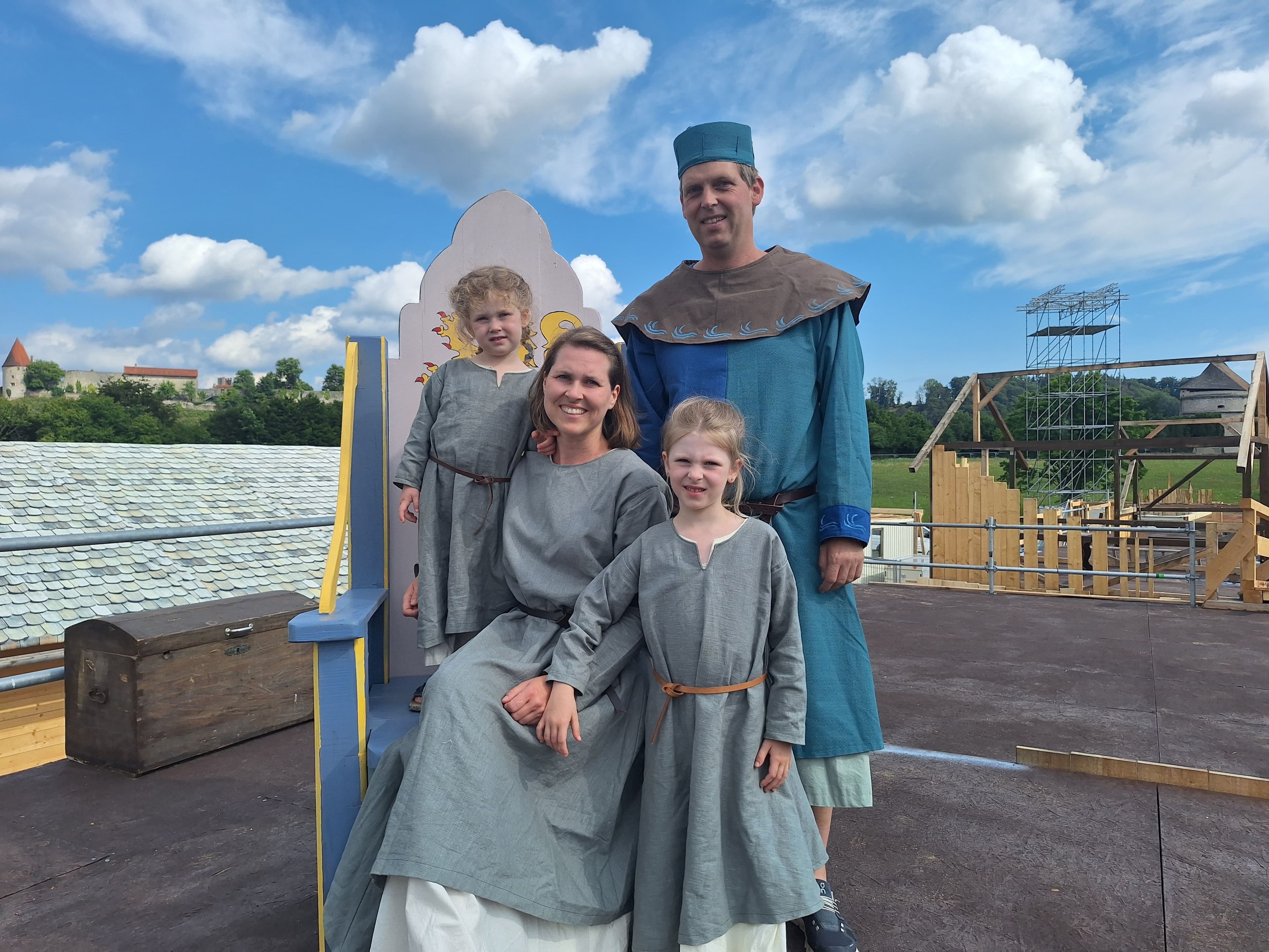 Familie Winklbauer sitzt auf dem selbstgebauten Thron bei den Proben zum Freilicht-Festspiel Helmbrecht 2025.