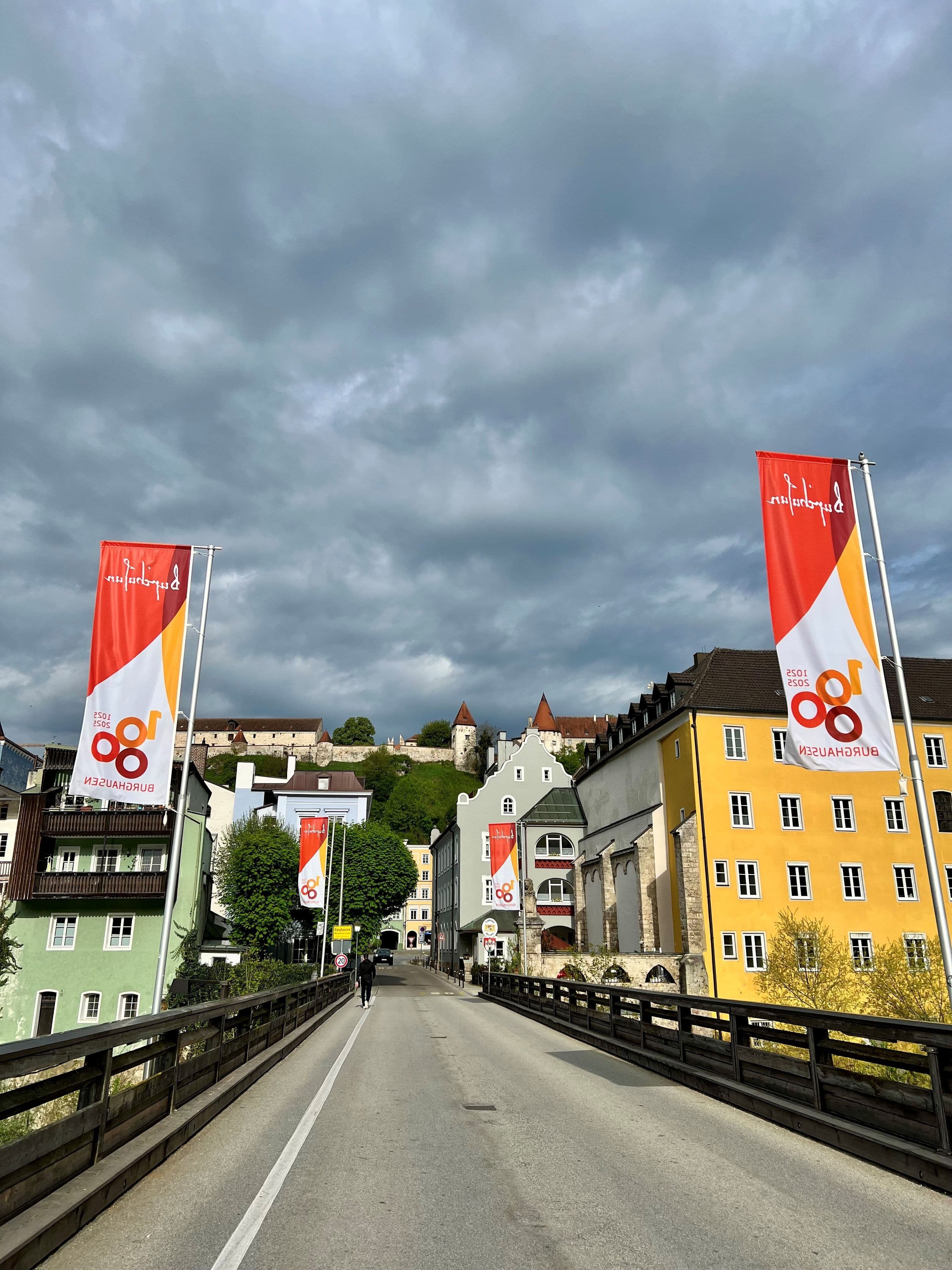 Die Alte Grenzbrücke verbindet die Burghauser Altstadt mit Österreich und wird ab September 2025 saniert.