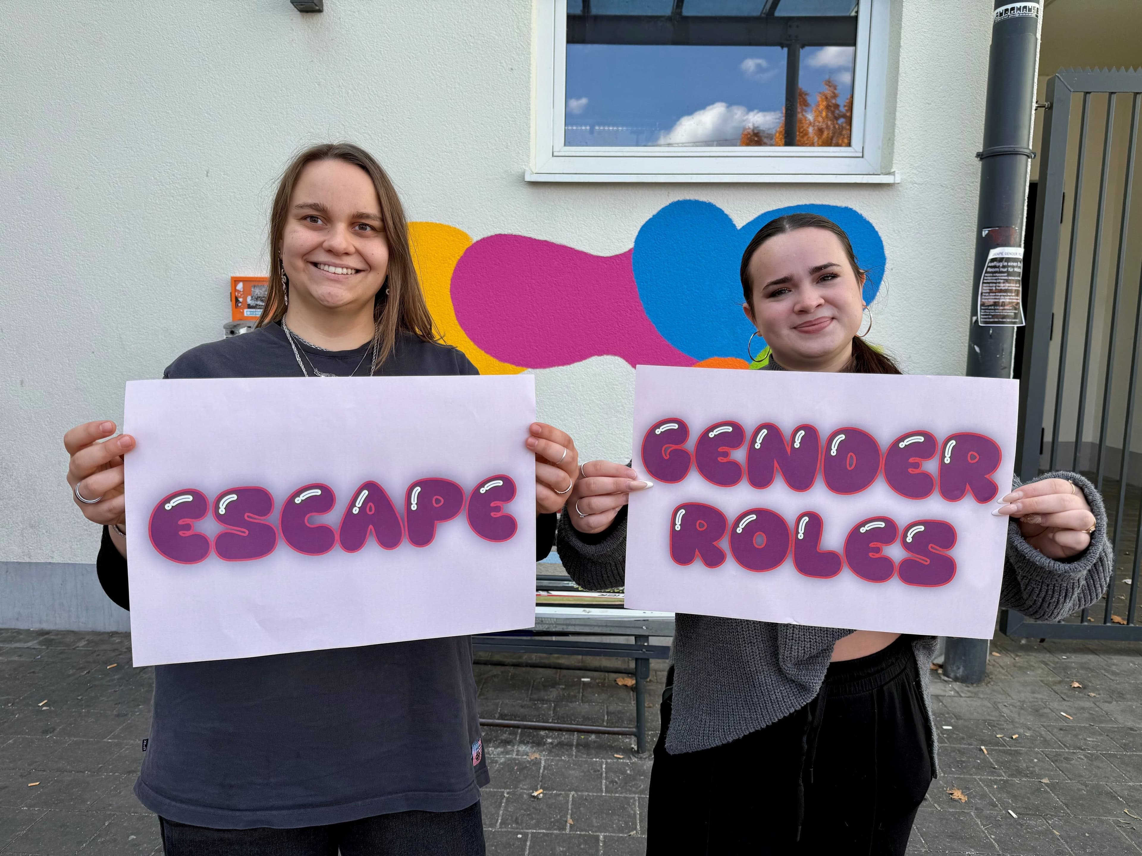 Johanna Hacker und Anna Miller begleiten den neuen Mädelsnachmittag im Jugendzentrum Burghausen.