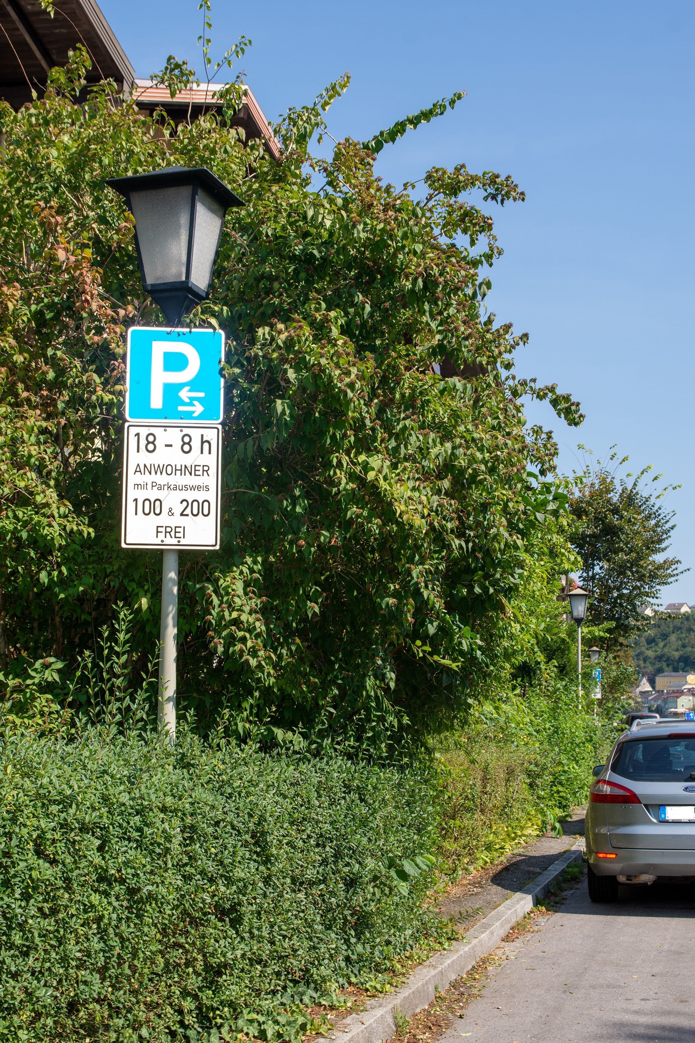 Die Salzlände zwischen Jugendherberge und Schöpfwerk wird mit zeitgemäßer LED-Beleuchtung ausgestattet, um die Sicherheit und Ästhetik in der Altstadt von Burghausen zu verbessern.