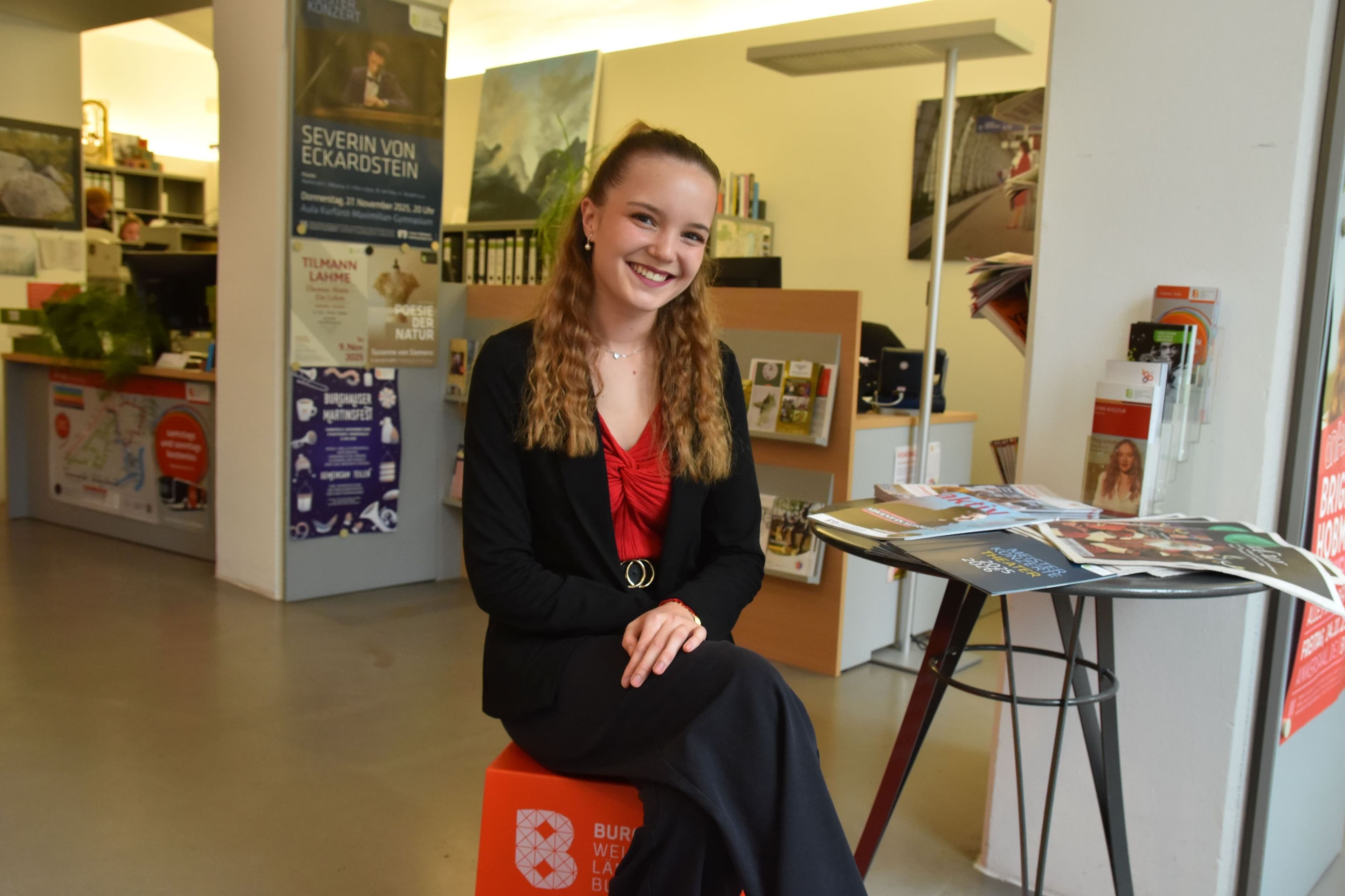 Johanna Hirl an ihrem Ausbildungsplatz im Kulturbüro der Stadt Burghausen am Bichl in den Grüben.