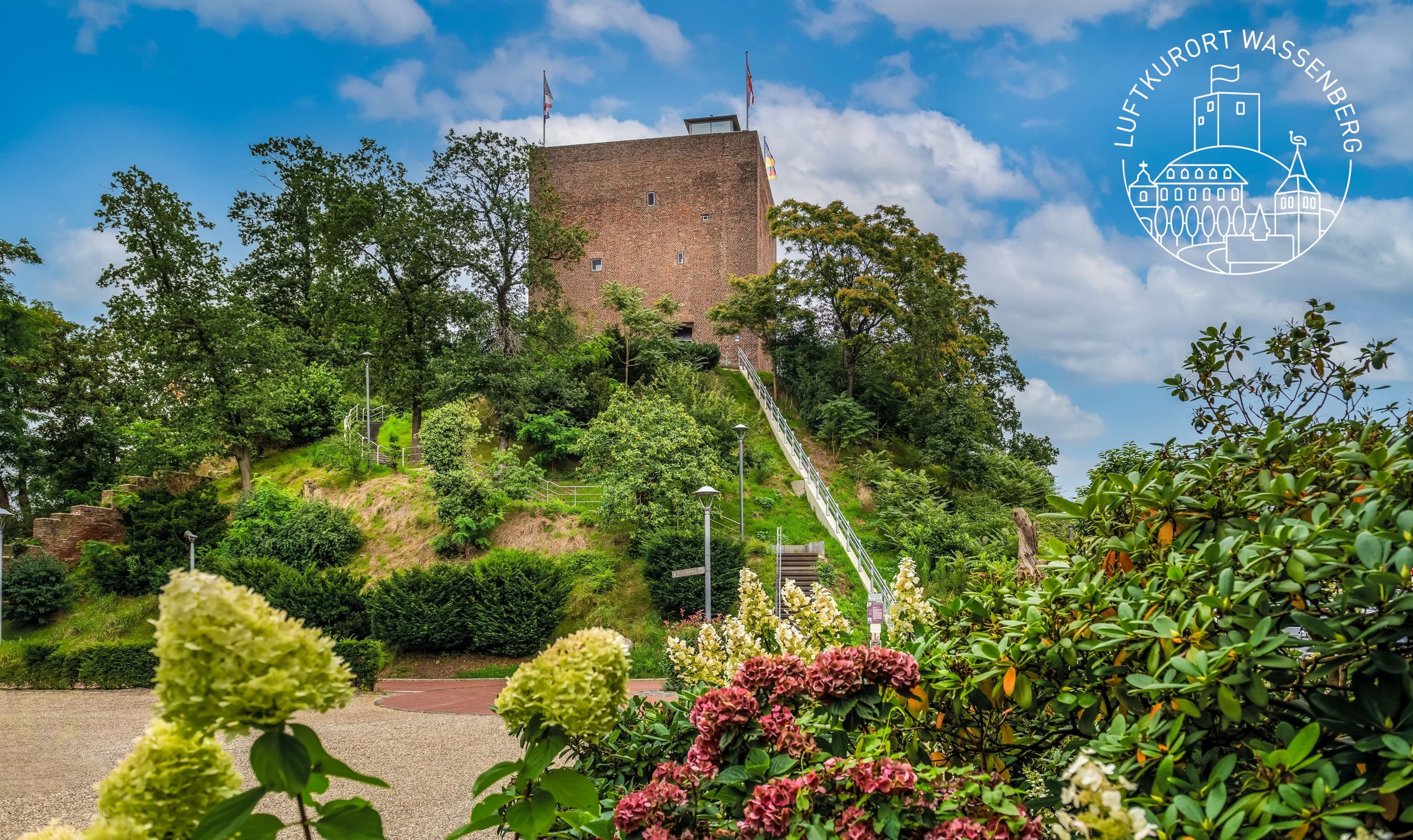 Der Bergfried Wassenberg ist ein Wahrzeichen und beliebtes Ausflugsziel der Stadt.