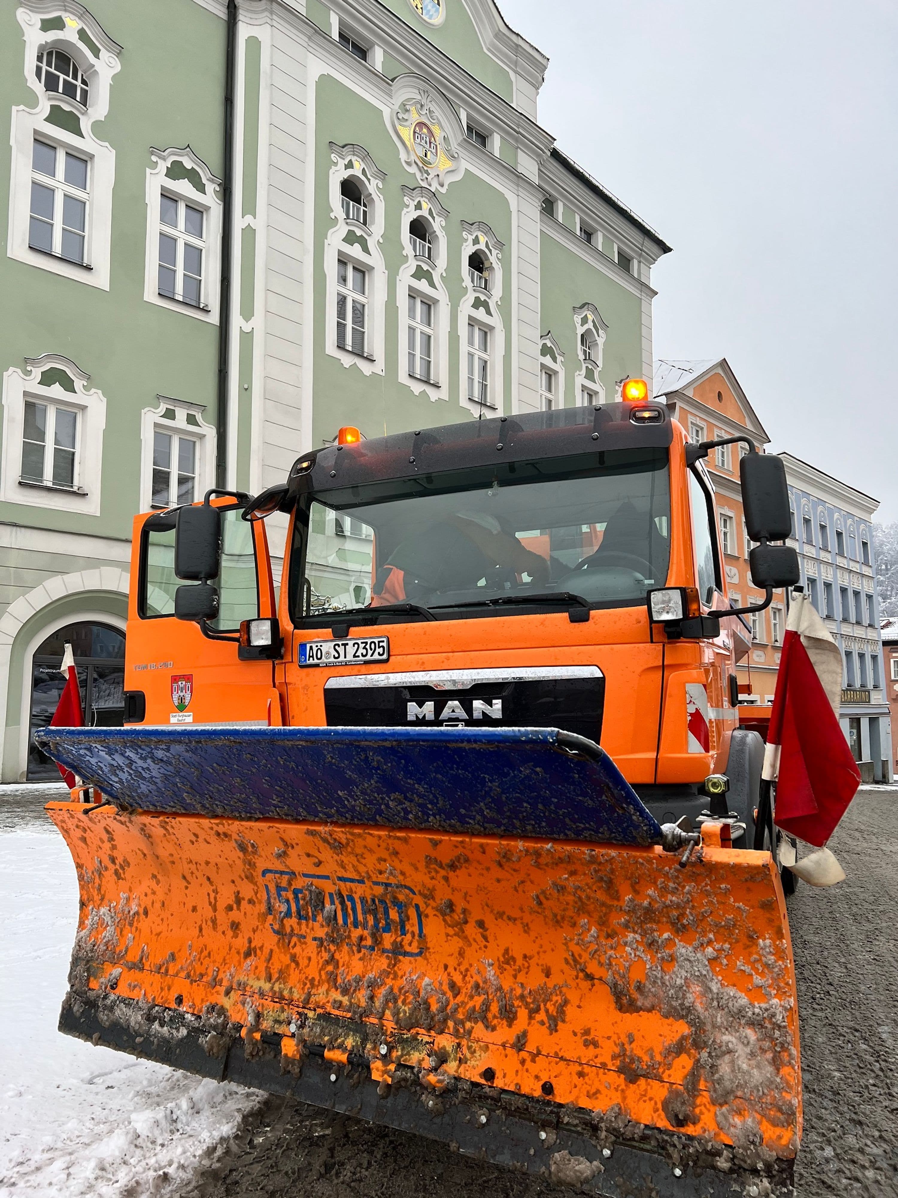 Der Winterdienst des Bauhofs Burghausen sorgt für sichere Straßen in der kalten Jahreszeit.