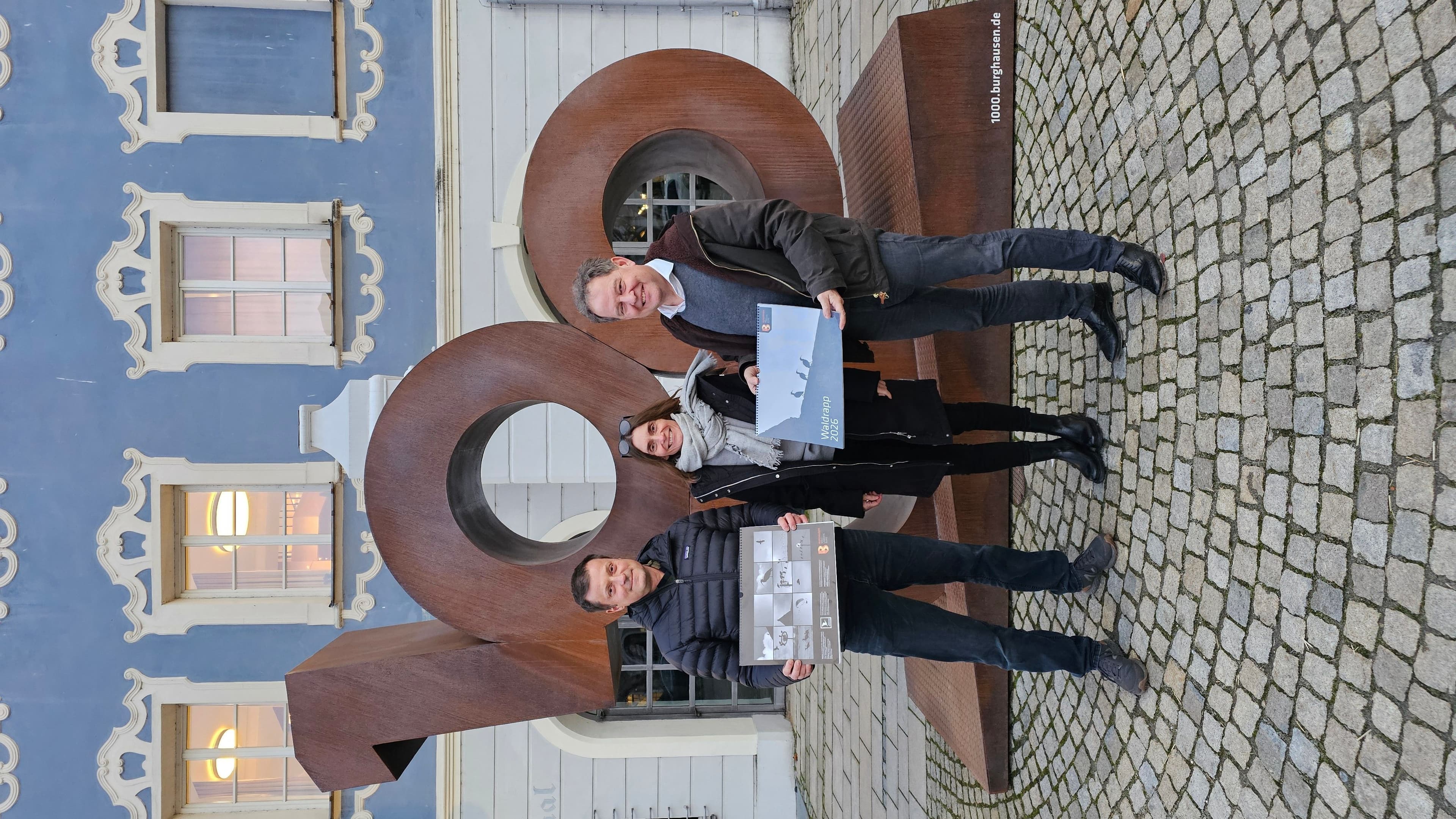 Der Waldrapp-Kalender 2026 zeigt seltene Ibisvögel und fördert Artenschutz in Europa.