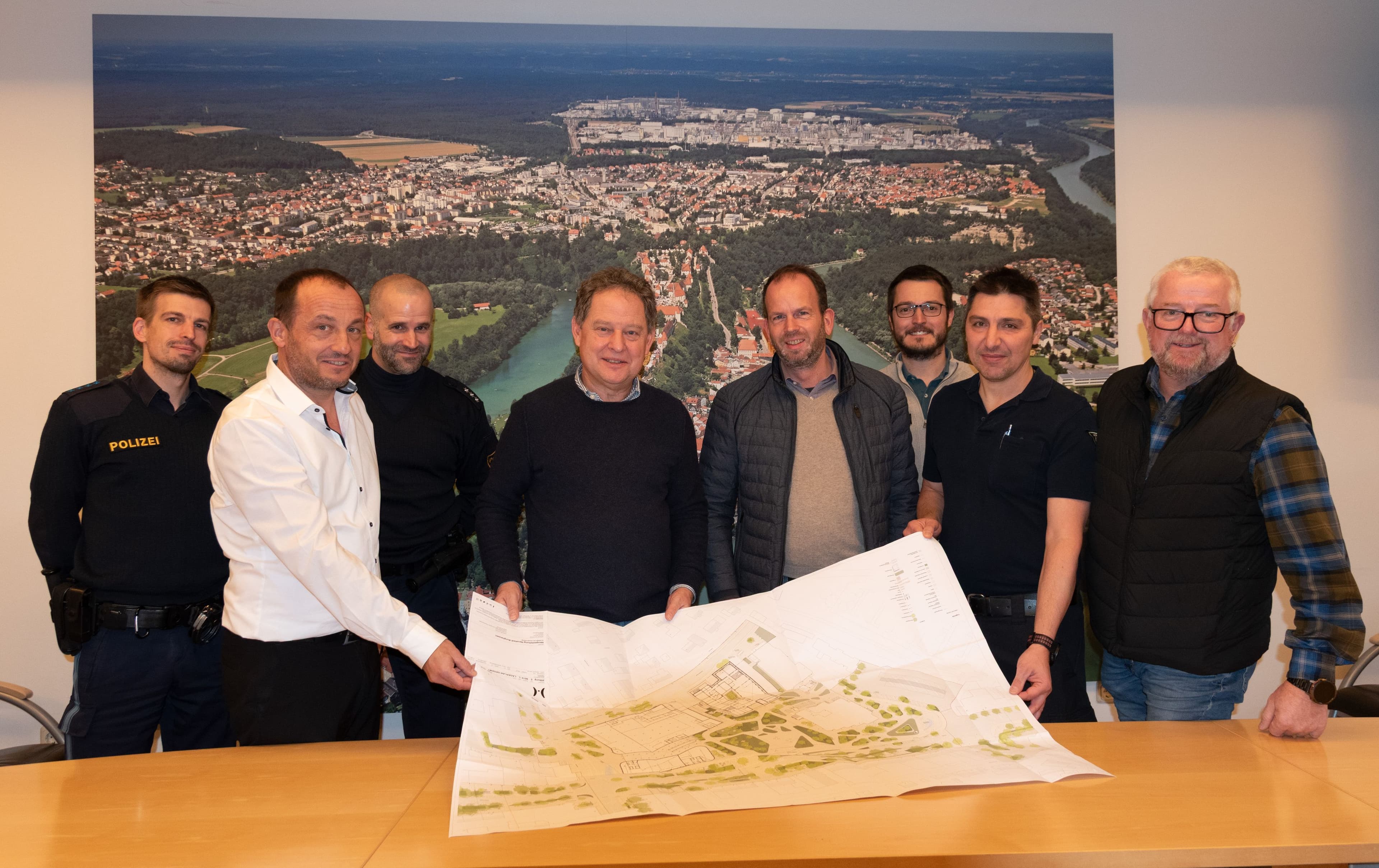 Beteiligte Vertreter von Stadt, Feuerwehr und Polizei beim Austausch über die Straßenplanung am Salzachareal.