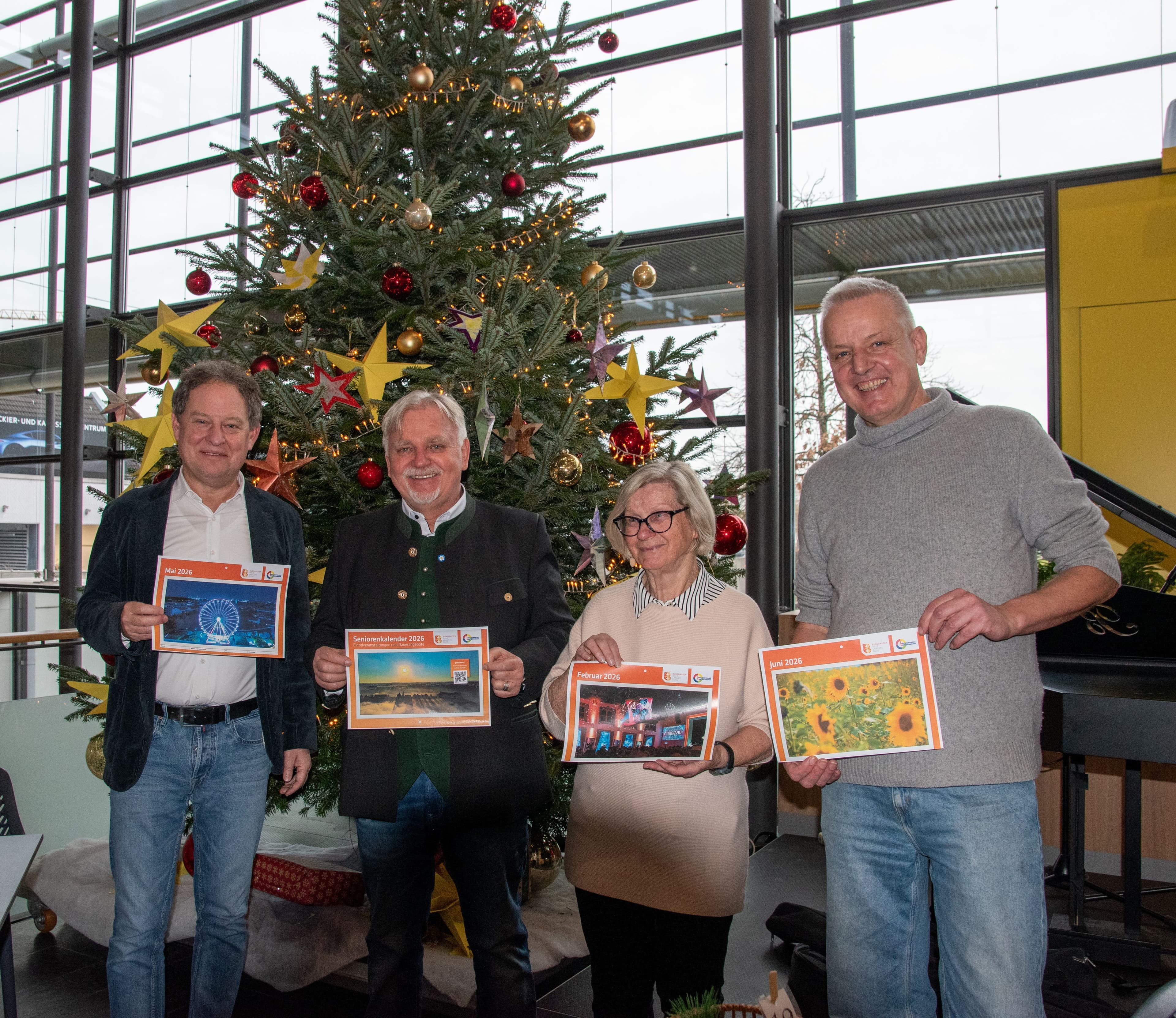 Bürgerhaus: Verantwortliche präsentieren den Seniorenkalender 2026 für Burghausens Senioren.