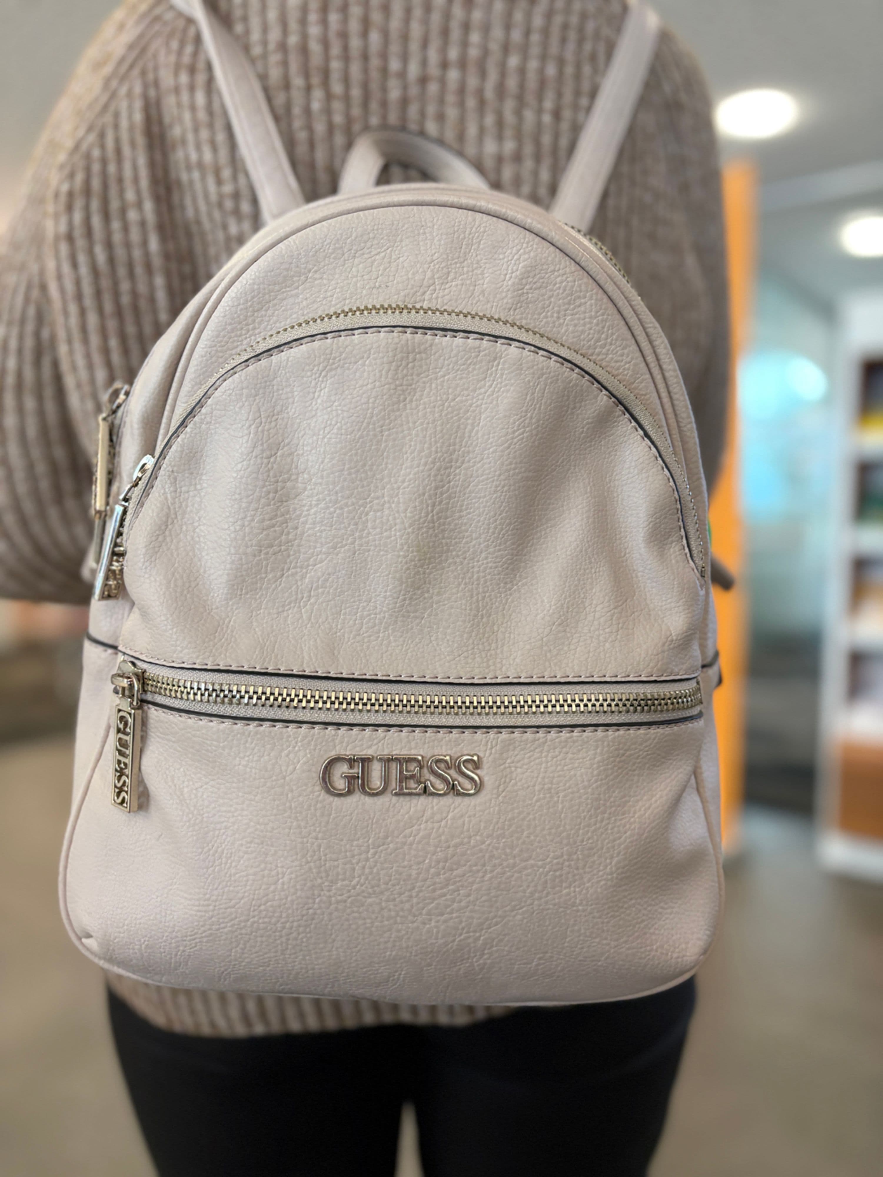 Beigefarbener Damen-Rucksack der Marke Guess, gefunden nahe dem Technischen Rathaus.