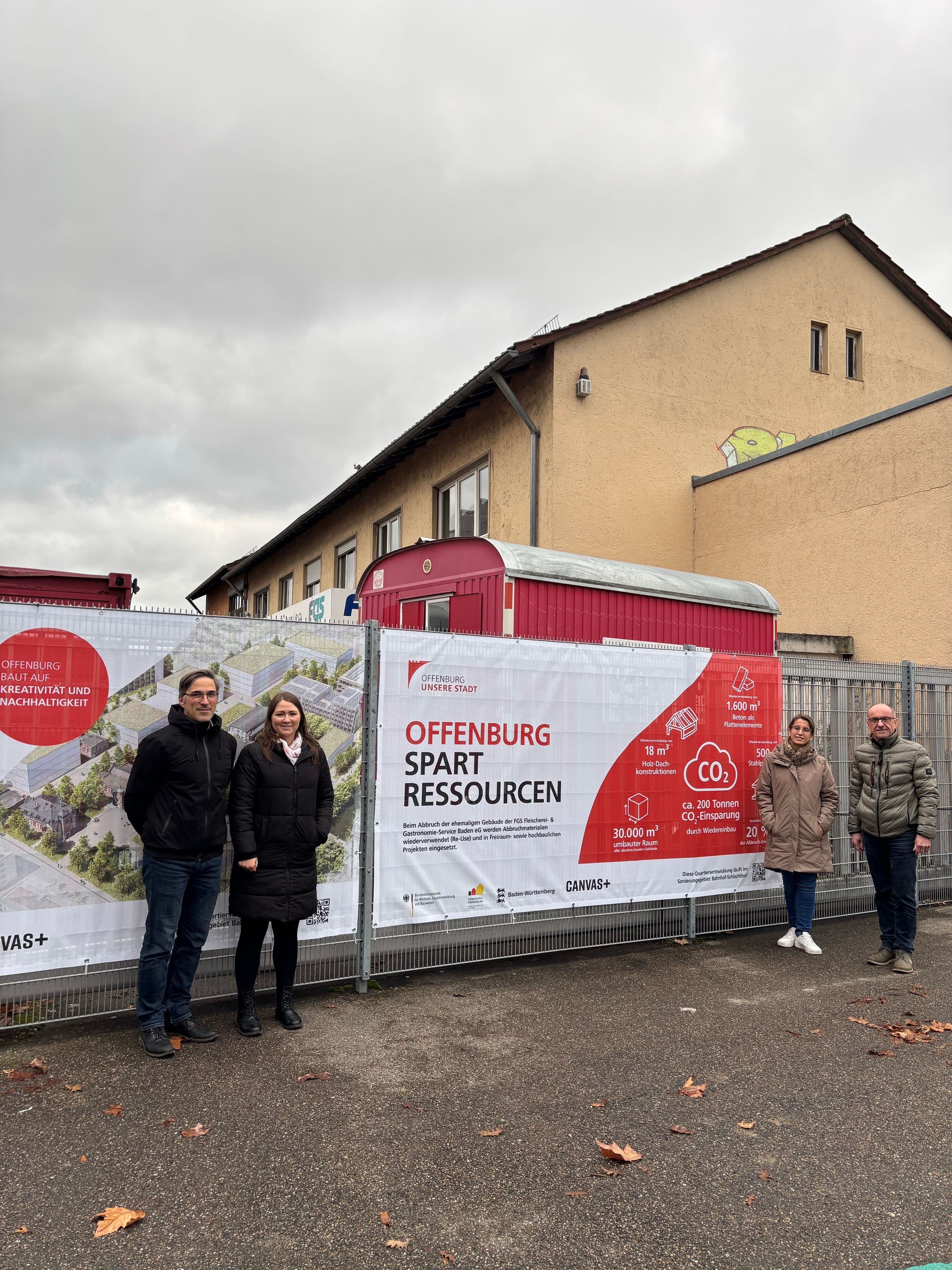 Präsentation des Bauzaunbanners zum Re-Use-Konzept auf dem FGS-Gelände durch Verantwortliche der Stadt Offenburg.