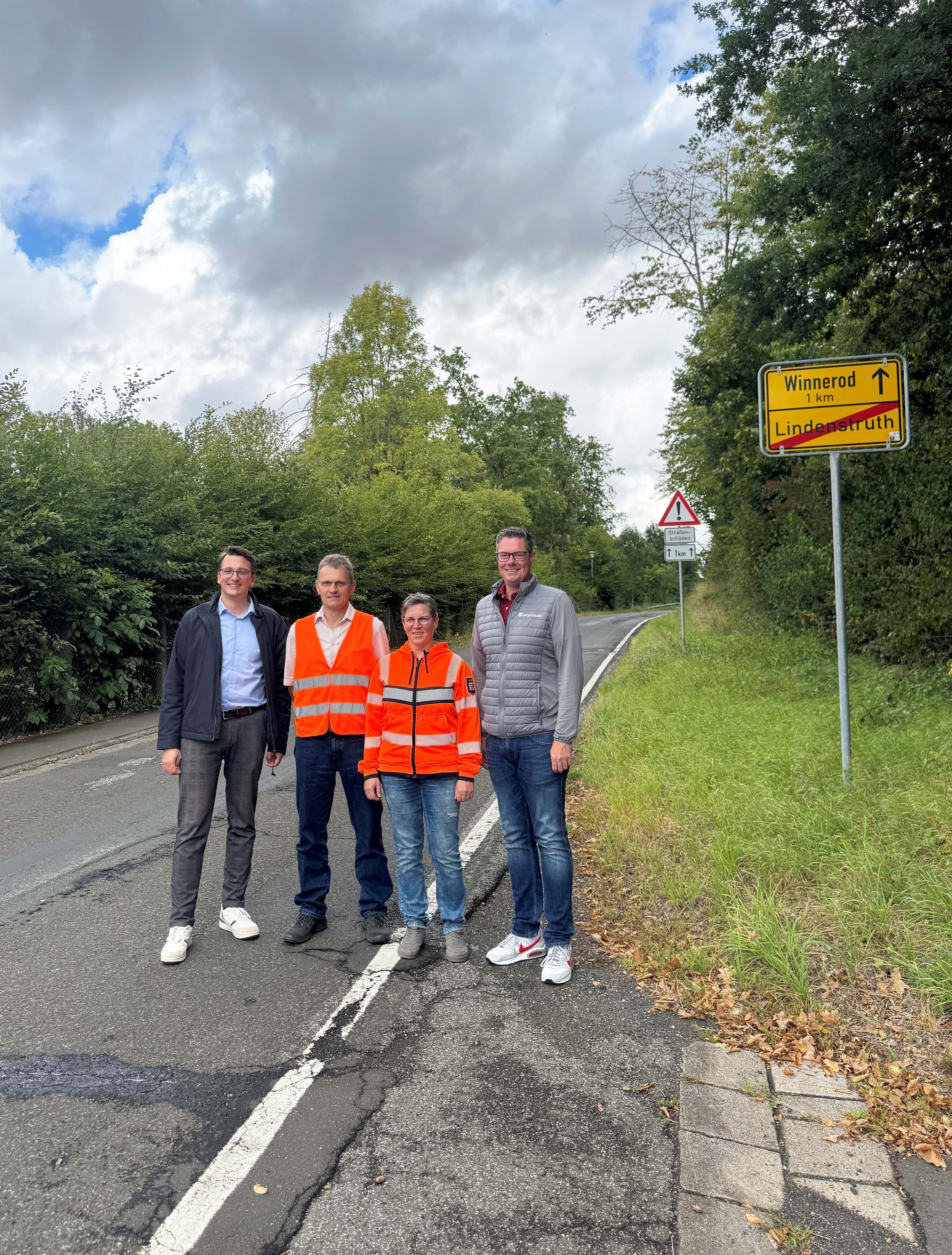 Beteiligte bei der Vorstellung der Straßensanierung der K35 in Lindenstruth.