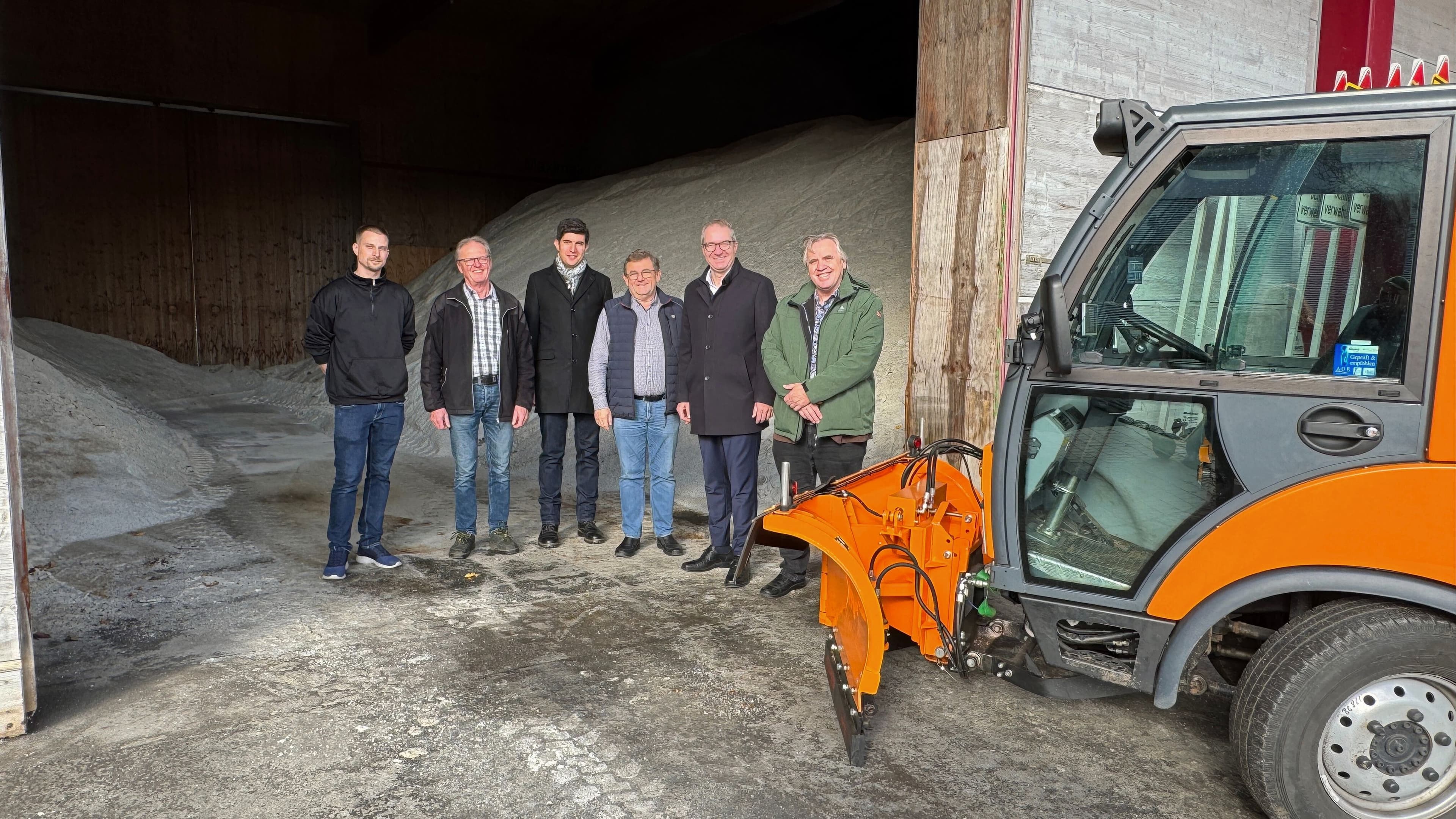 Oberbürgermeister und Bauhofteam prüfen den Stand der Winterdienst-Vorbereitungen vor Ort.