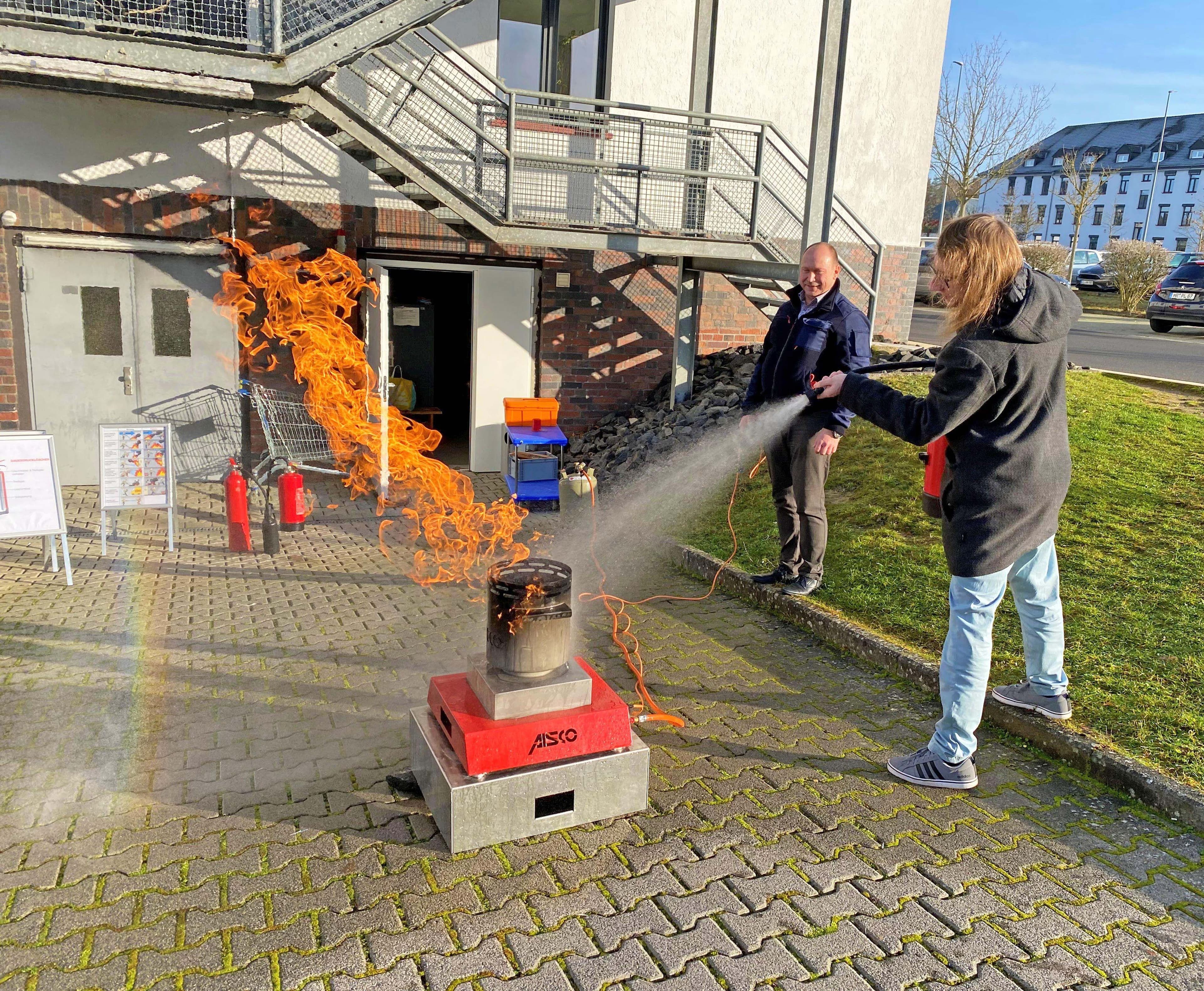Alessio Garotti, Auszubildender im Kreisarchiv, übt den Einsatz eines Feuerlöschers.