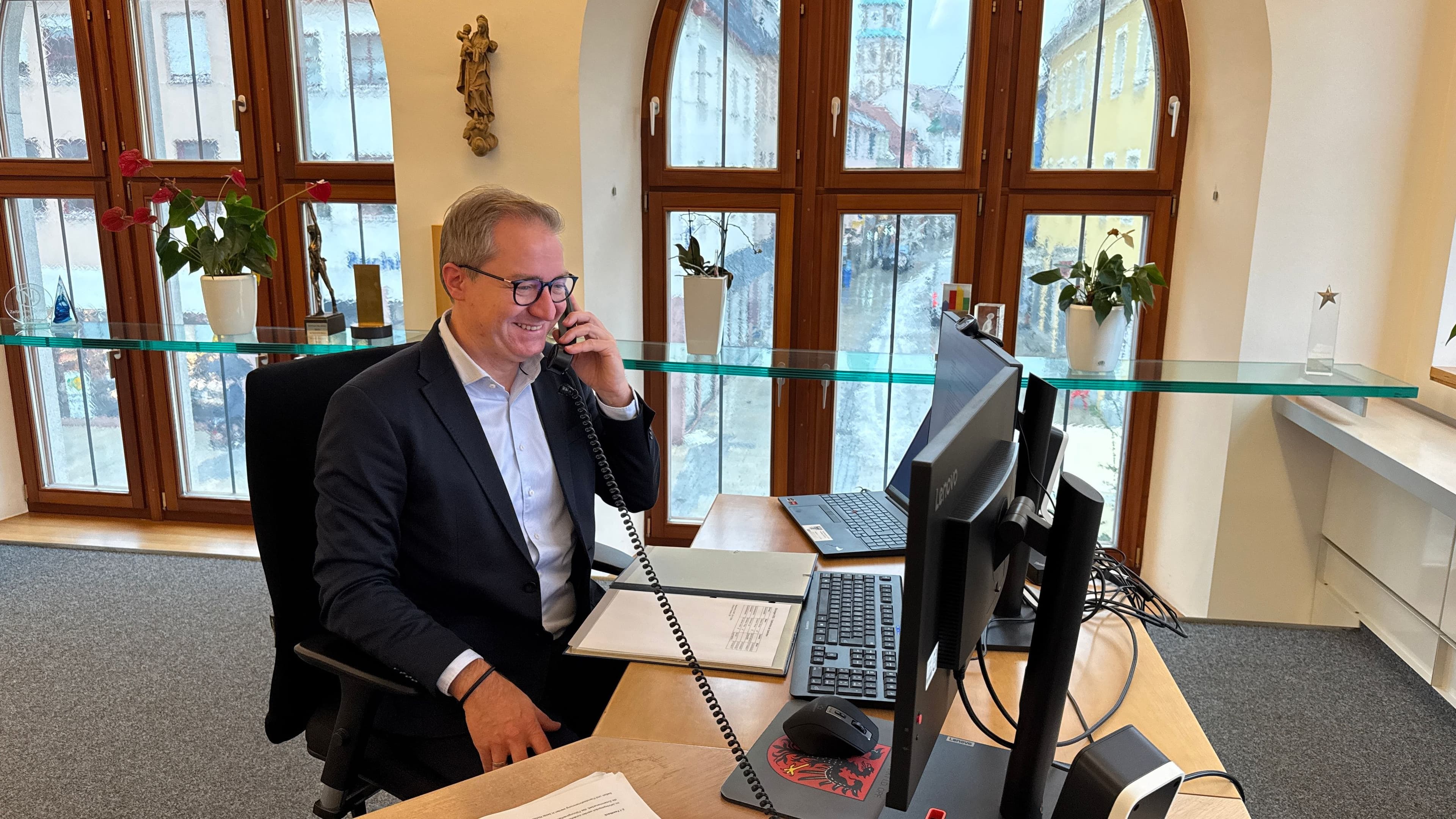 Oberbürgermeister Markus Ochsenkühn informiert Preisträger am Tag nach der Stadtratssitzung persönlich.