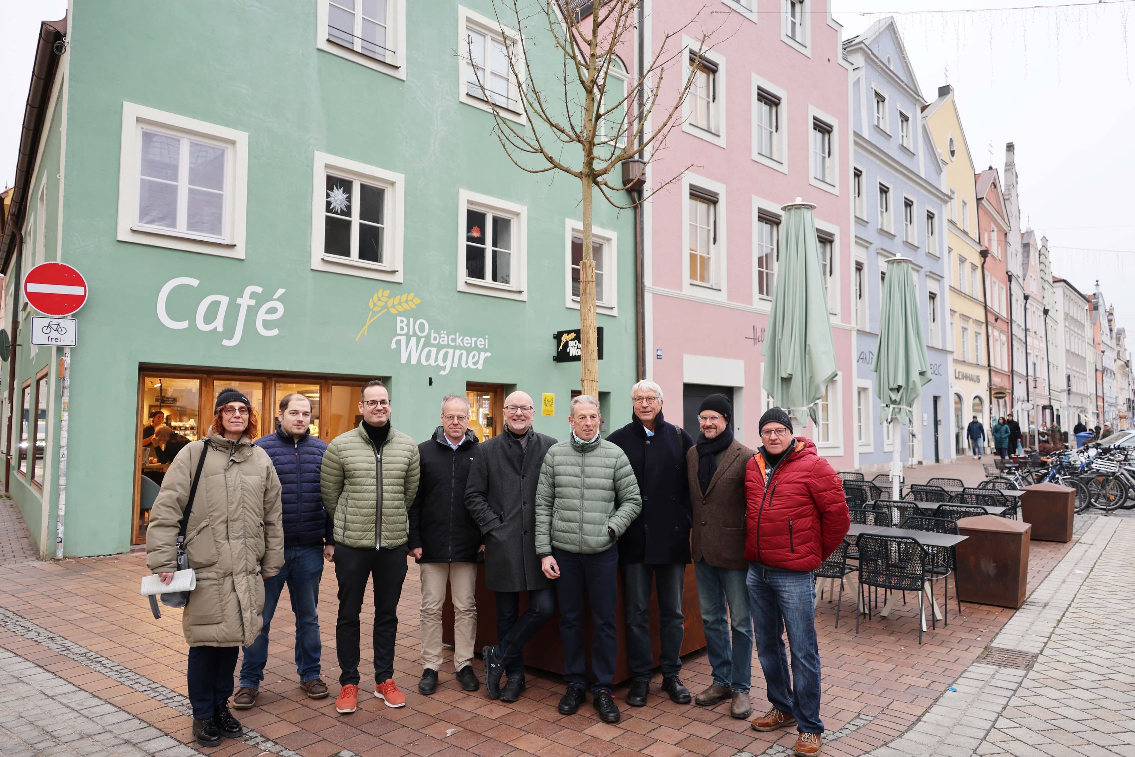 Erster von Spenden finanzierter Feldahorn in der Landshuter Neustadt mit Projektbeteiligten.