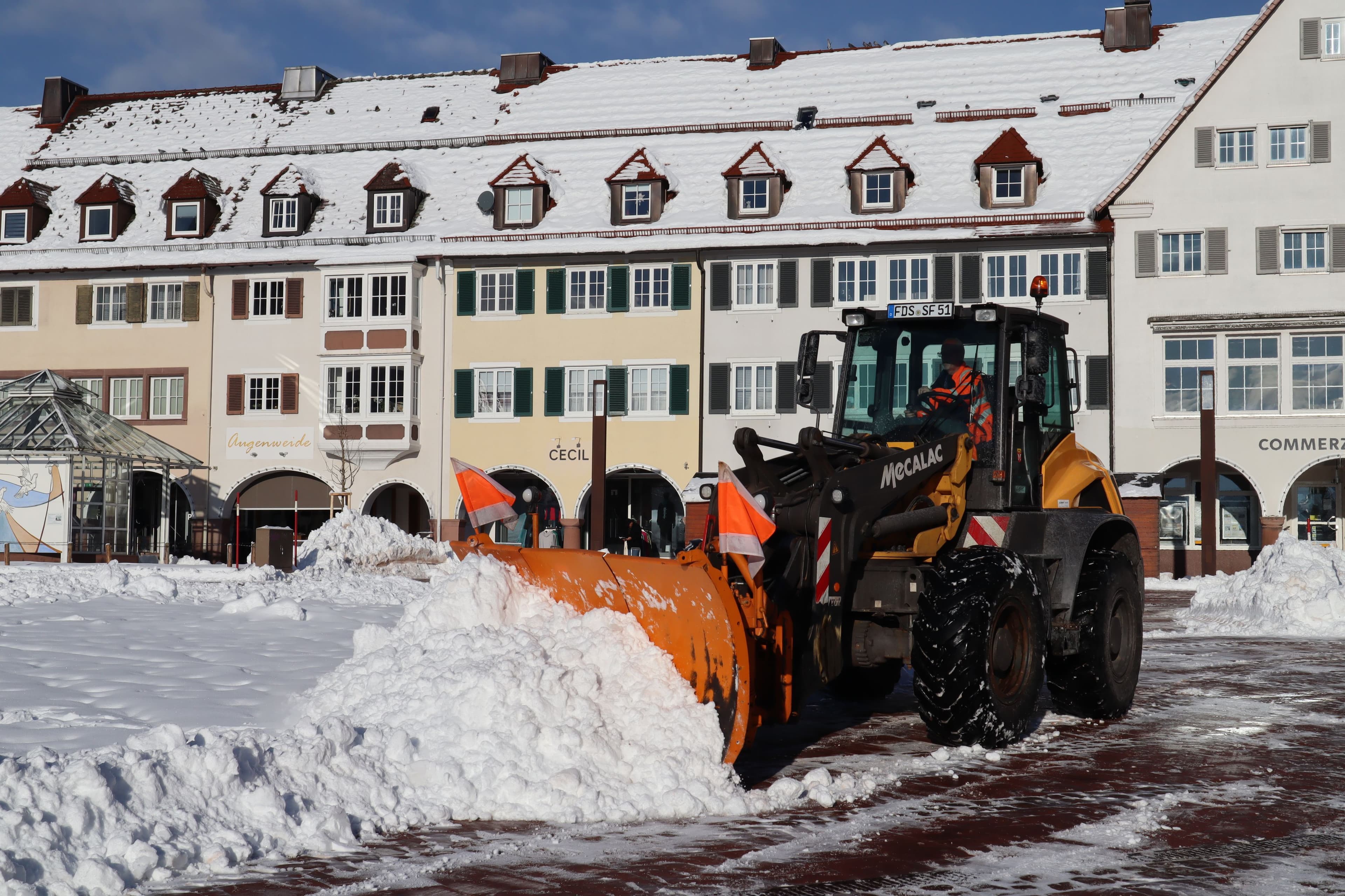 Winterdienstfahrzeug des Baubetriebsamts im Einsatz auf dem Marktplatz Freudenstadt.