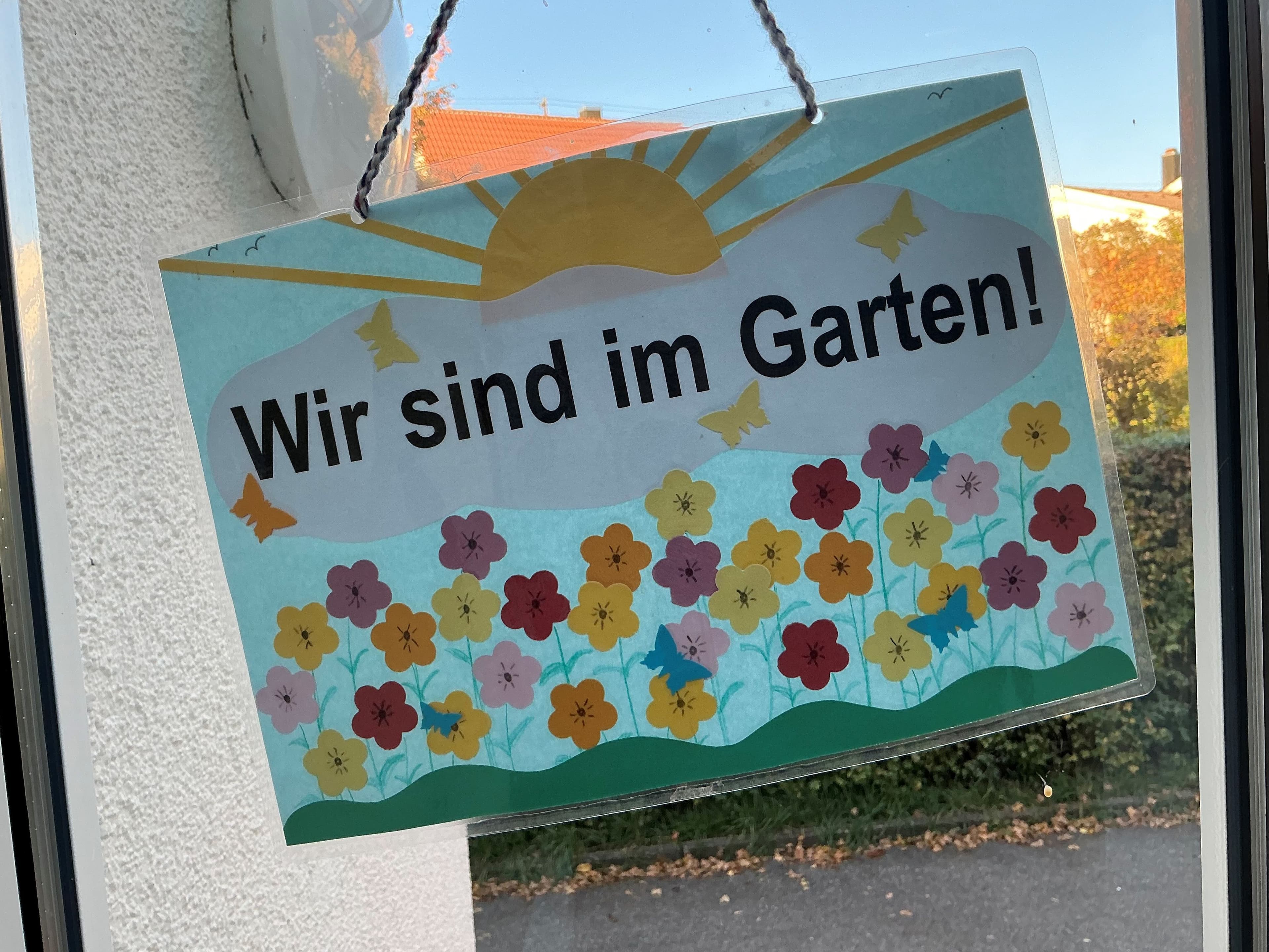 Das Schild des Kindergartens Dietersweiler steht für Bewegungsförderung im Kita-Alltag.