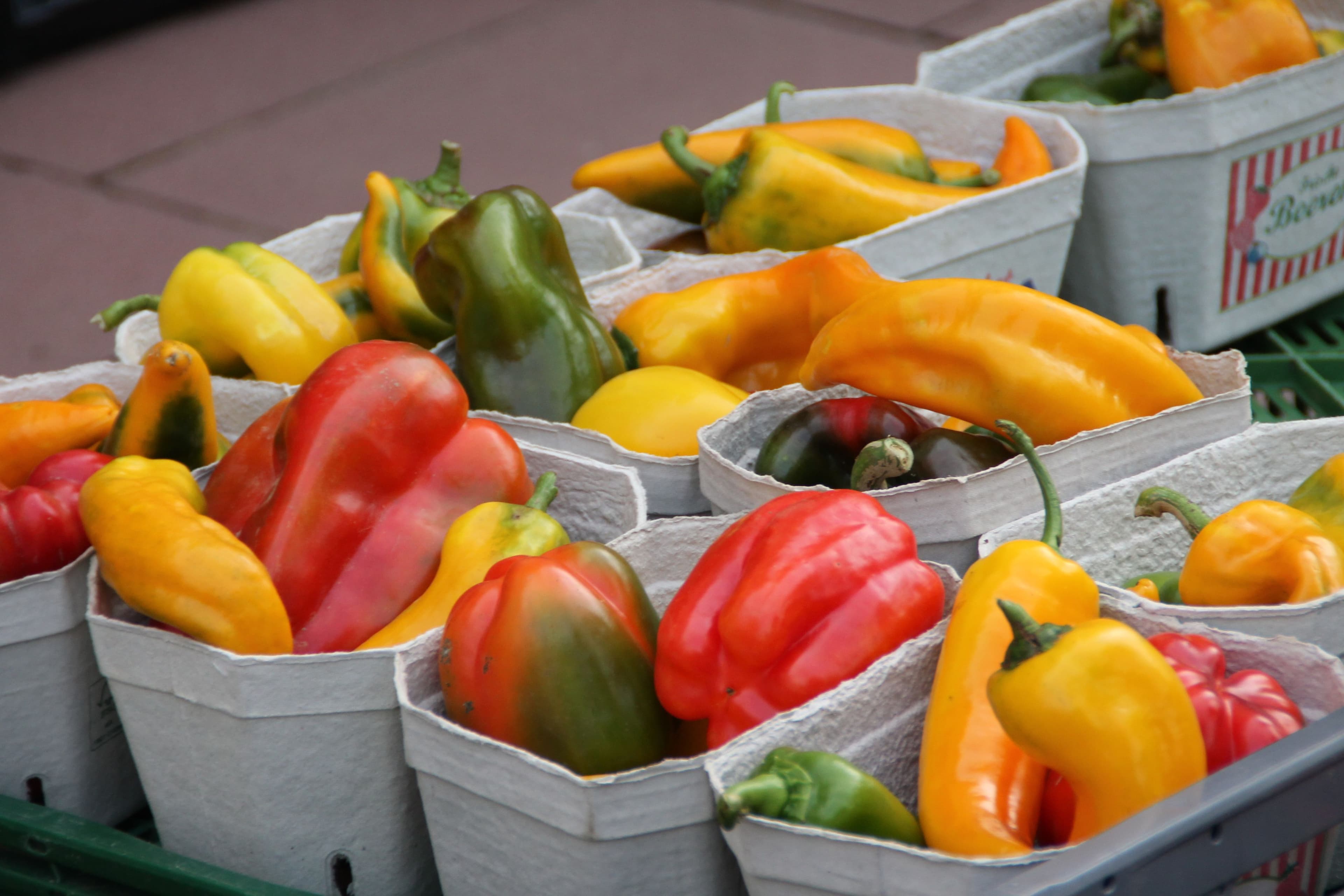 Bunte Auslage mit frischen Waren auf dem Wochenmarkt in Freudenstadt.