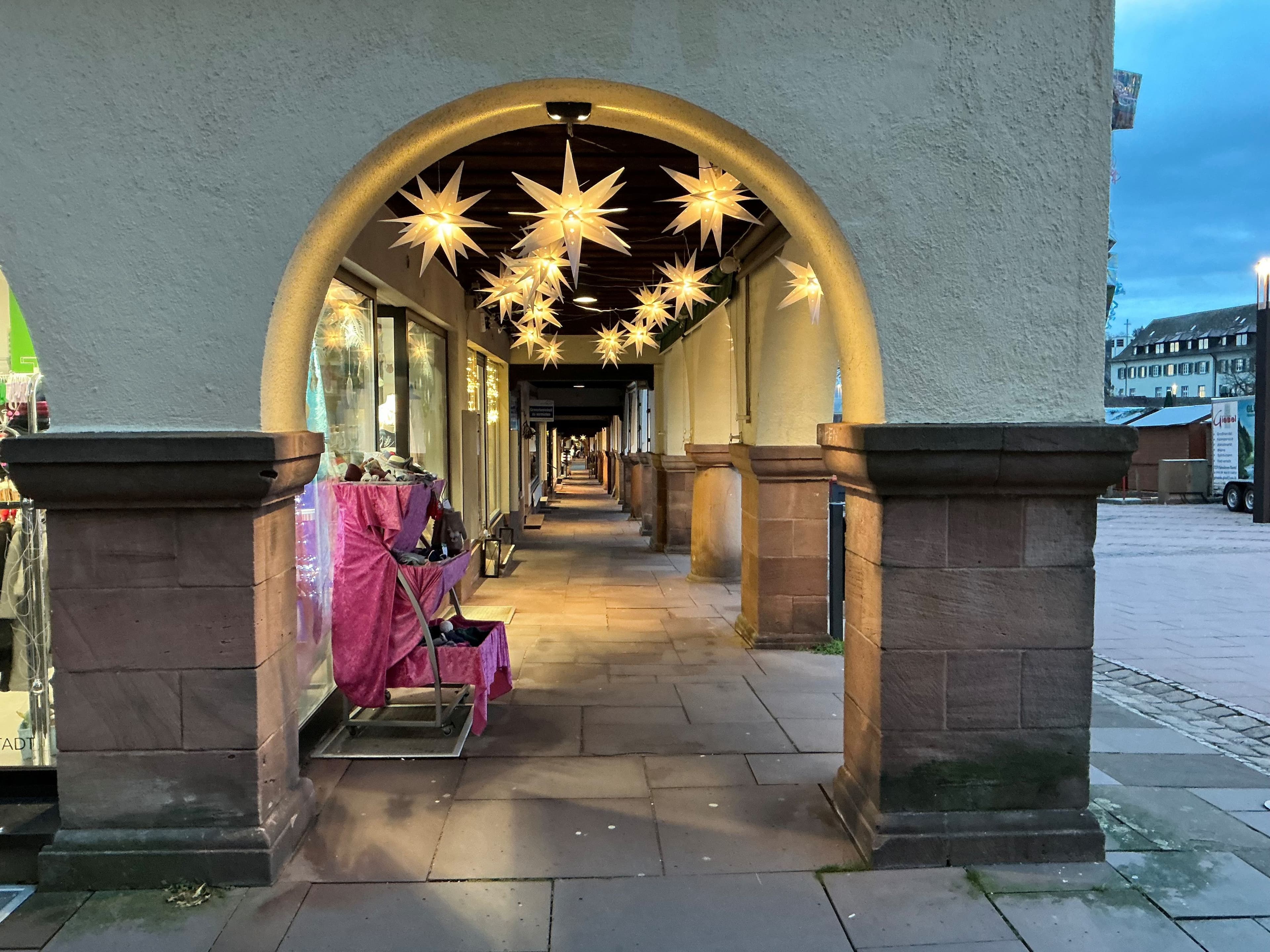 Arkadengang am Freudenstädter Marktplatz, hier ist das Zünden von Silvesterfeuerwerk verboten.