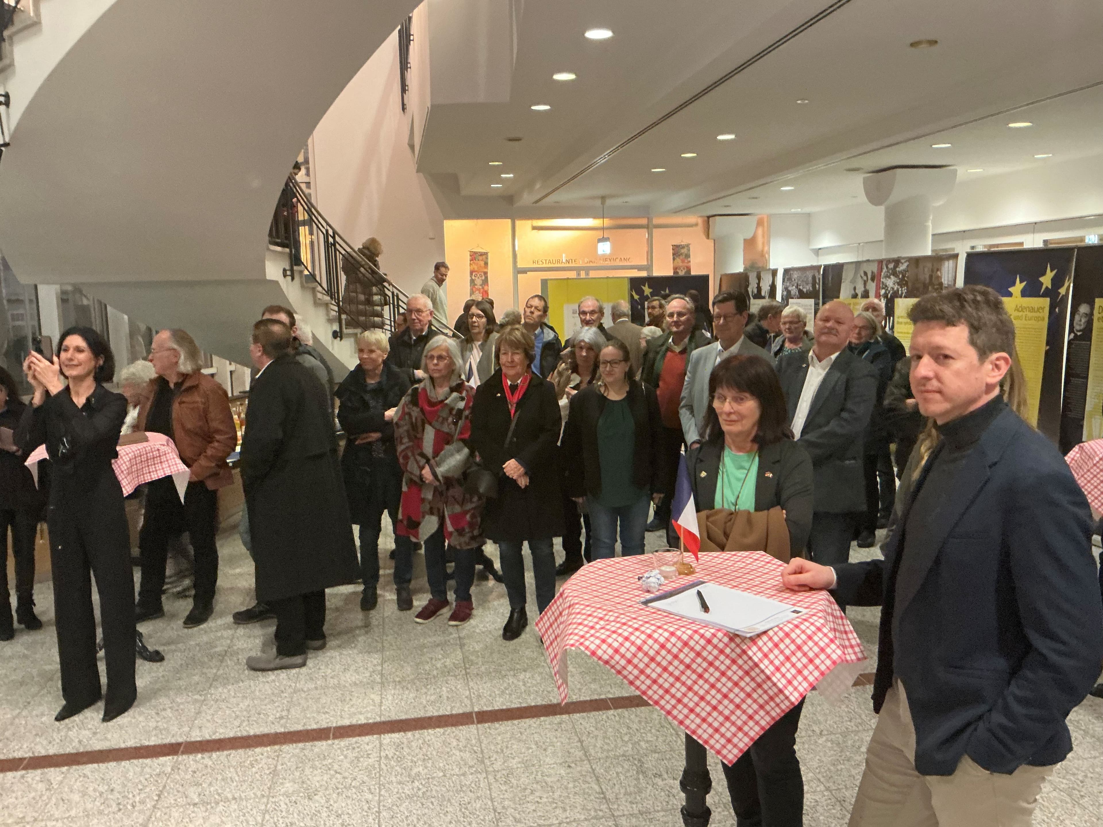 Adenauer und De Gaulle: Freundschaft, die Geschichte schrieb | Symbolbild