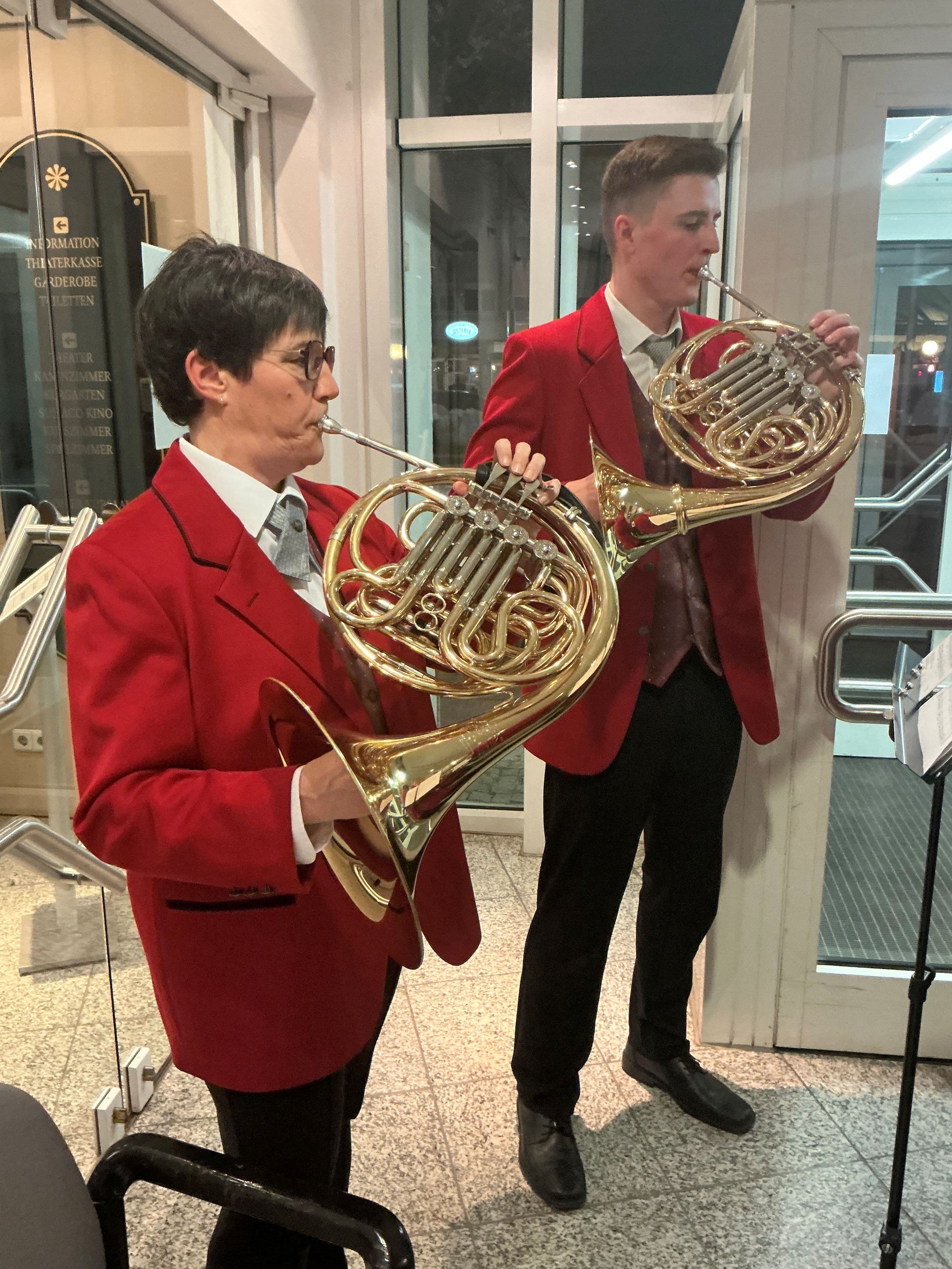 Oberbürgermeister Adrian Sonder und Generalkonsul Gaël De Maisonneuve eröffnen die Ausstellung zur deutsch-französischen Freundschaft. Oberbürgermeister Adrian Sonder und Generalkonsul Gaël De Maisonneuve eröffnen die Ausstellung zur deutsch-französischen Freundschaft.