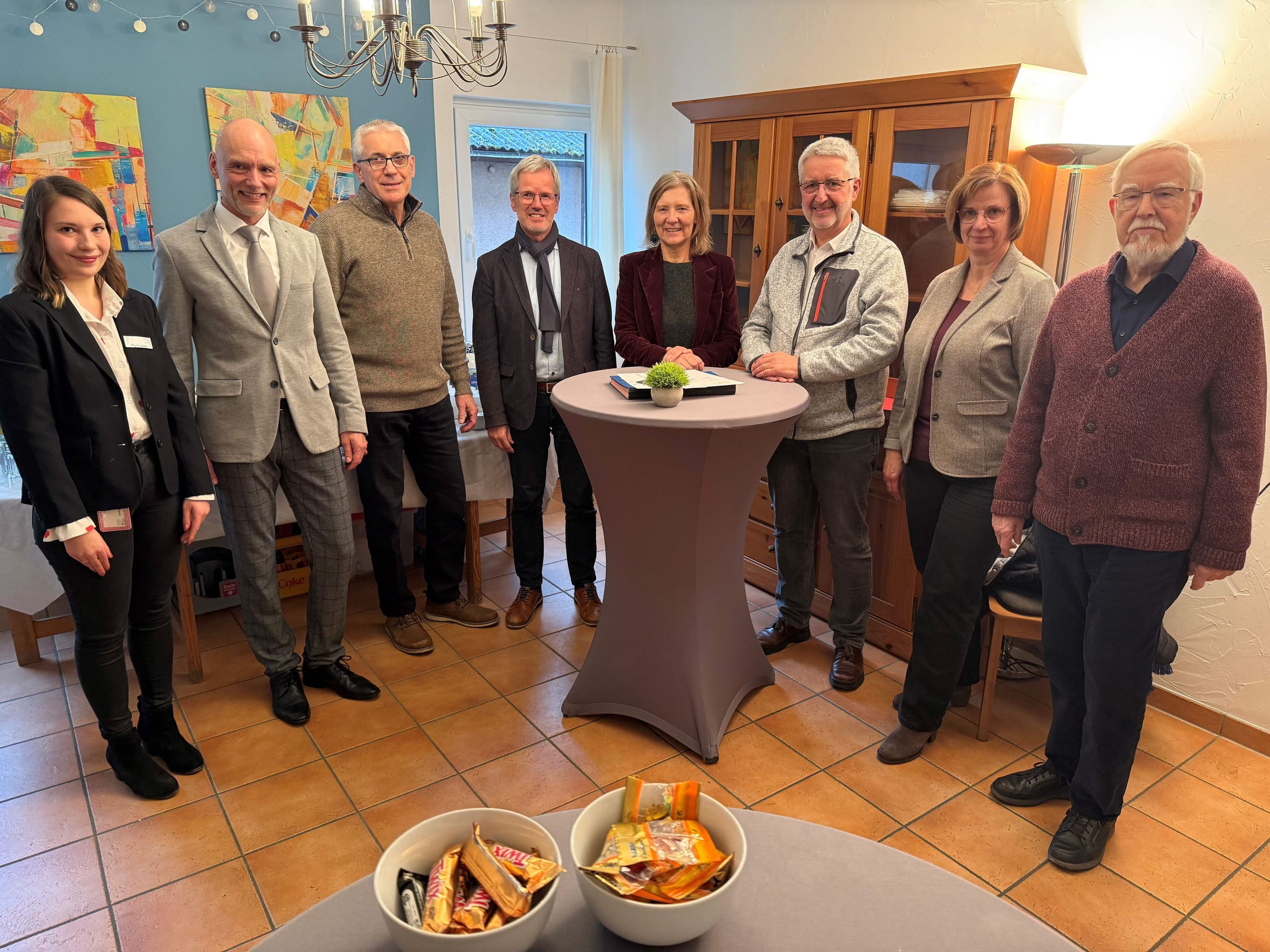 Landrätin Anita Schneider und Vertreter der ZAUG gGmbH sowie des Friedrich-Naumann-Haus e. V. bei der Vertragsunterzeichnung.