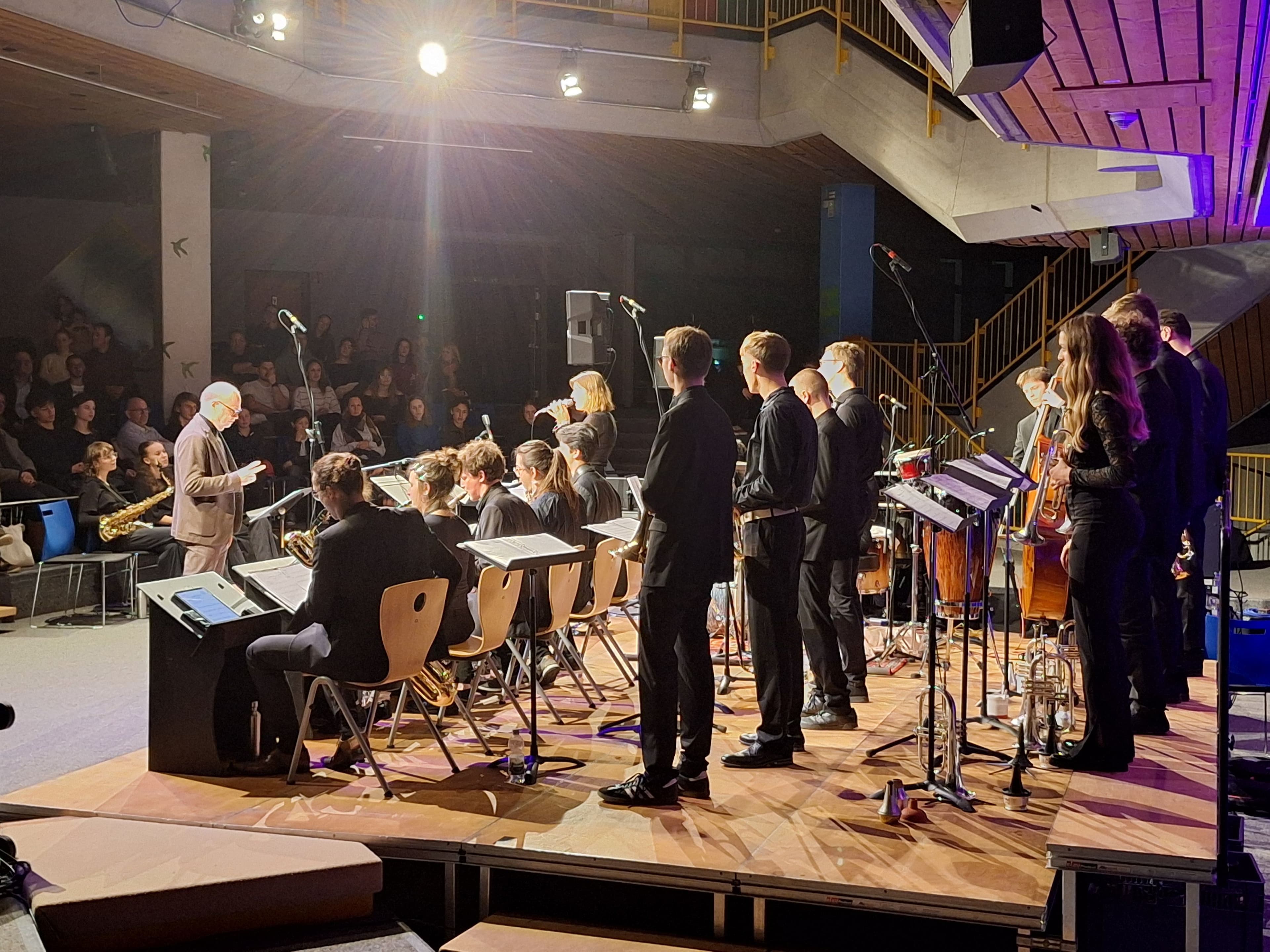 Konzertszenen aus dem F23 und dem Kepler-Gymnasium bei den FDS Musicdays 2025., Logo der FDS Musicdays.